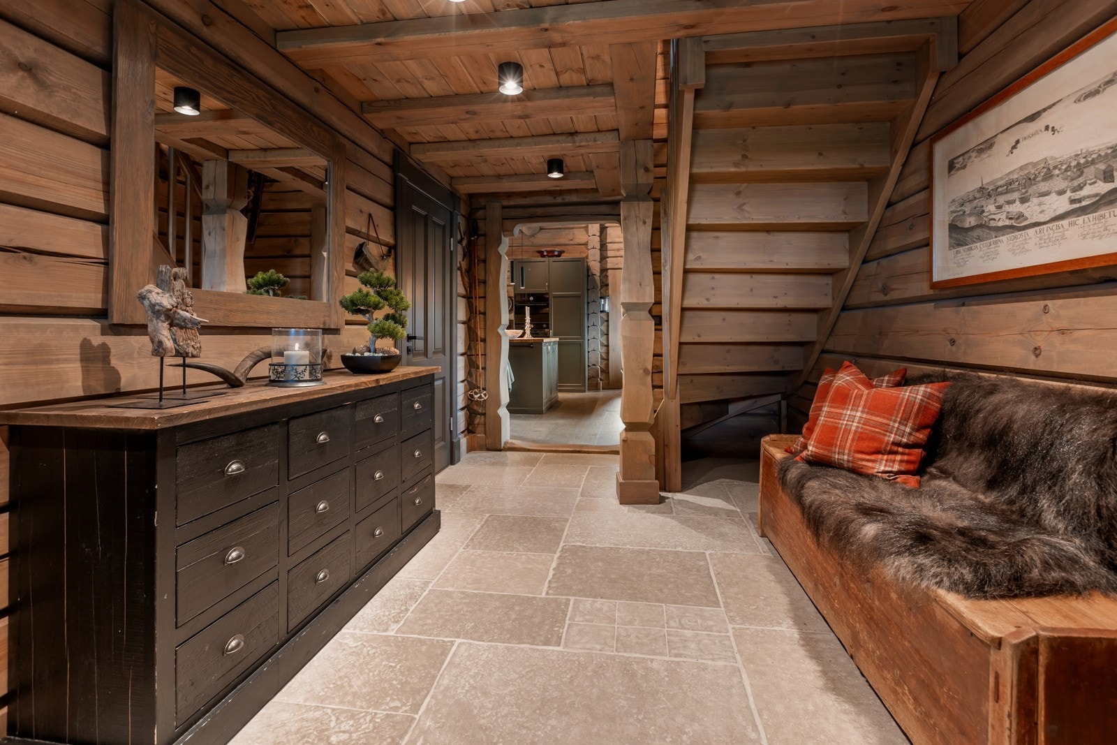 Romslig flislagt gang som rommer slagbenk og stor kjøpmannsdisk, Galleribilde