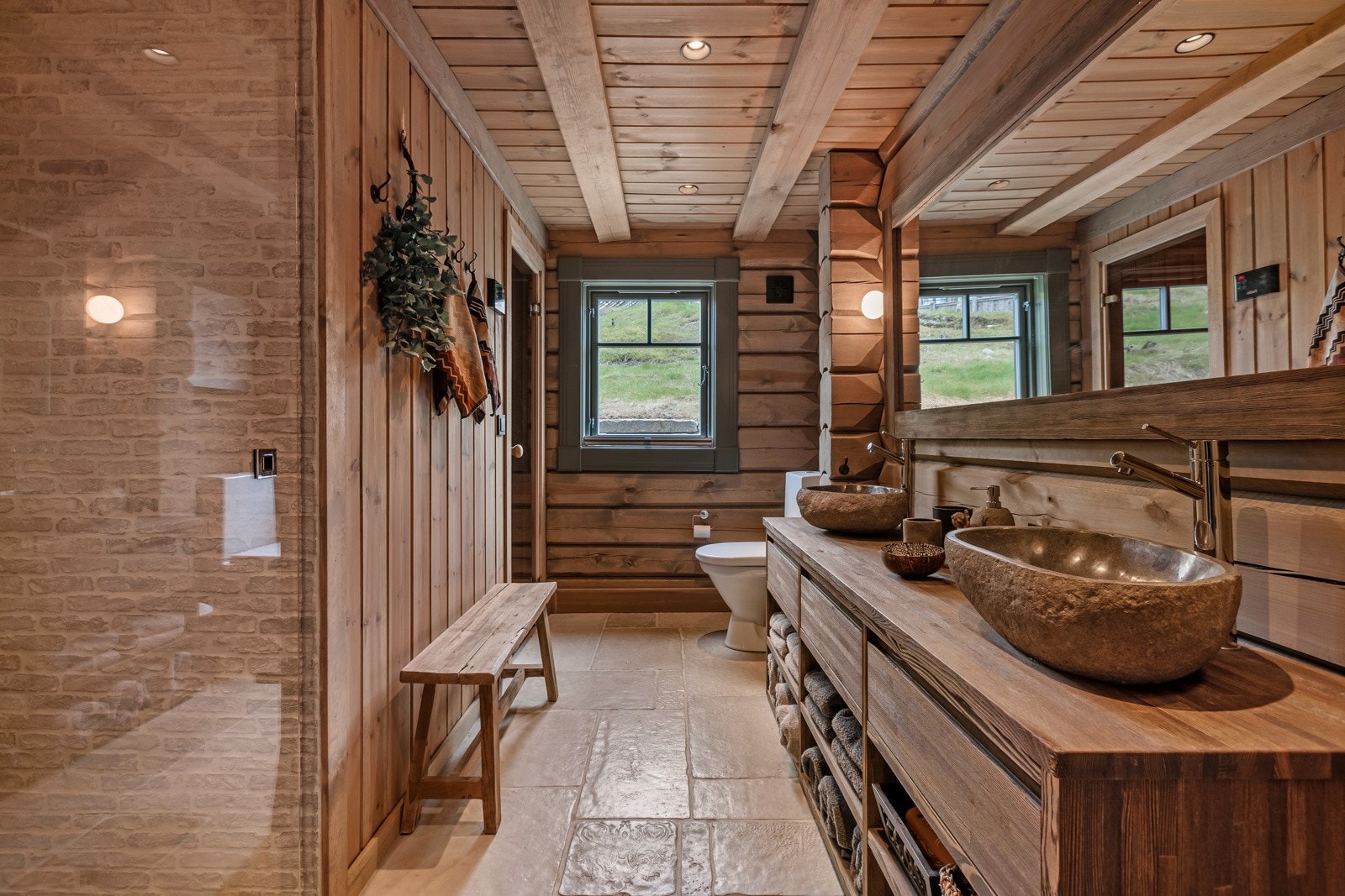 Badegulvene og på dusjveggene har fliser fra Castle Stone. Galleribilde