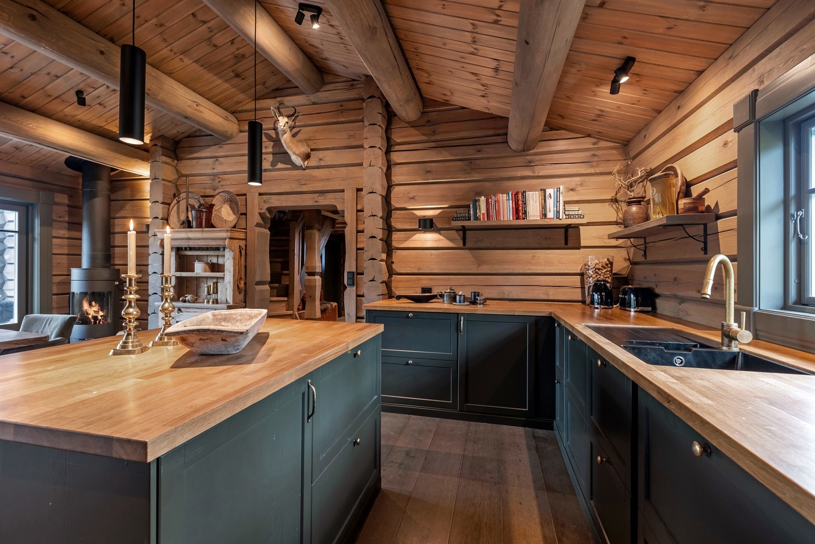 Kjøkkenet er selve hjertet i hytta og er 33 m2 stort med en lang H-formet kjøkkenbenk i heltre eik Galleribilde