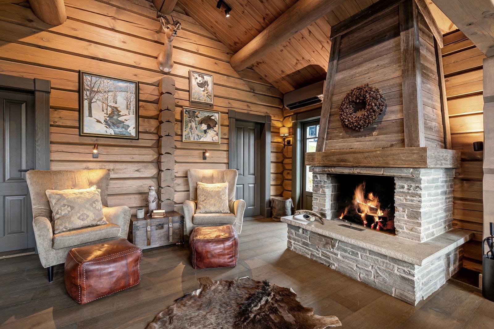 En flott åpen peis varmer godt på kalde dager og lager den rette hyttestemningen. Galleribilde