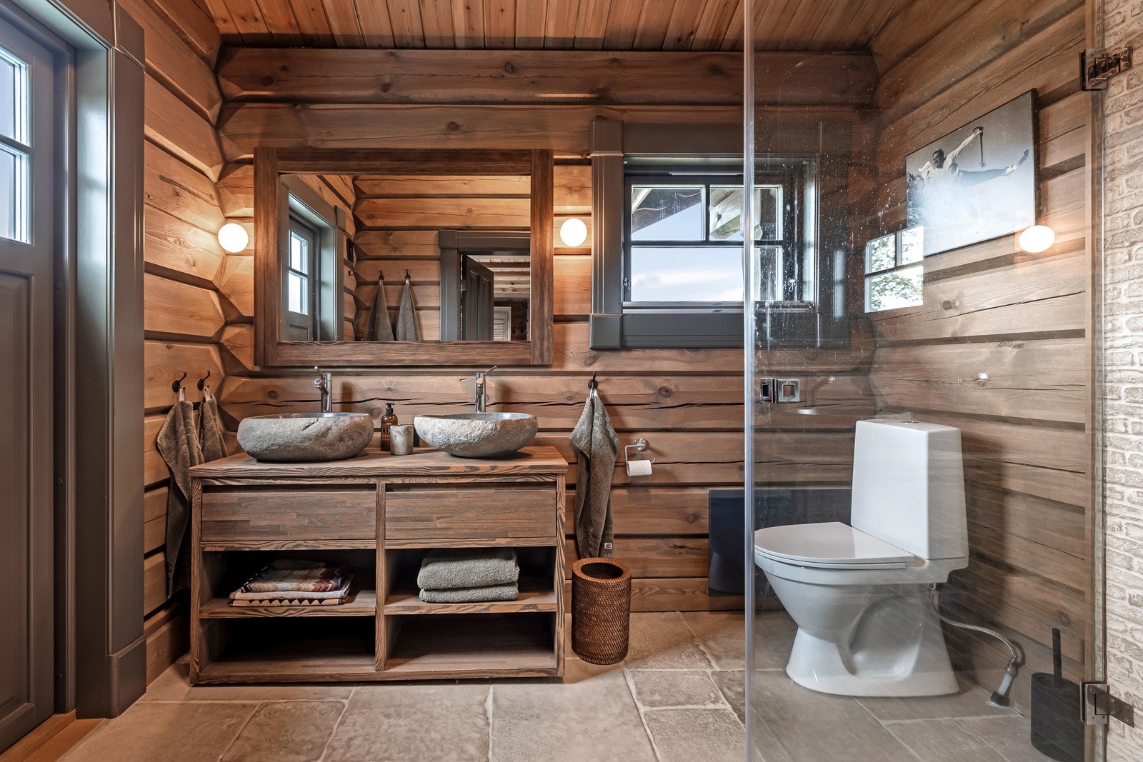 Hytta har to lekre bad, perfekt når man har storfamilien på besøk Galleribilde