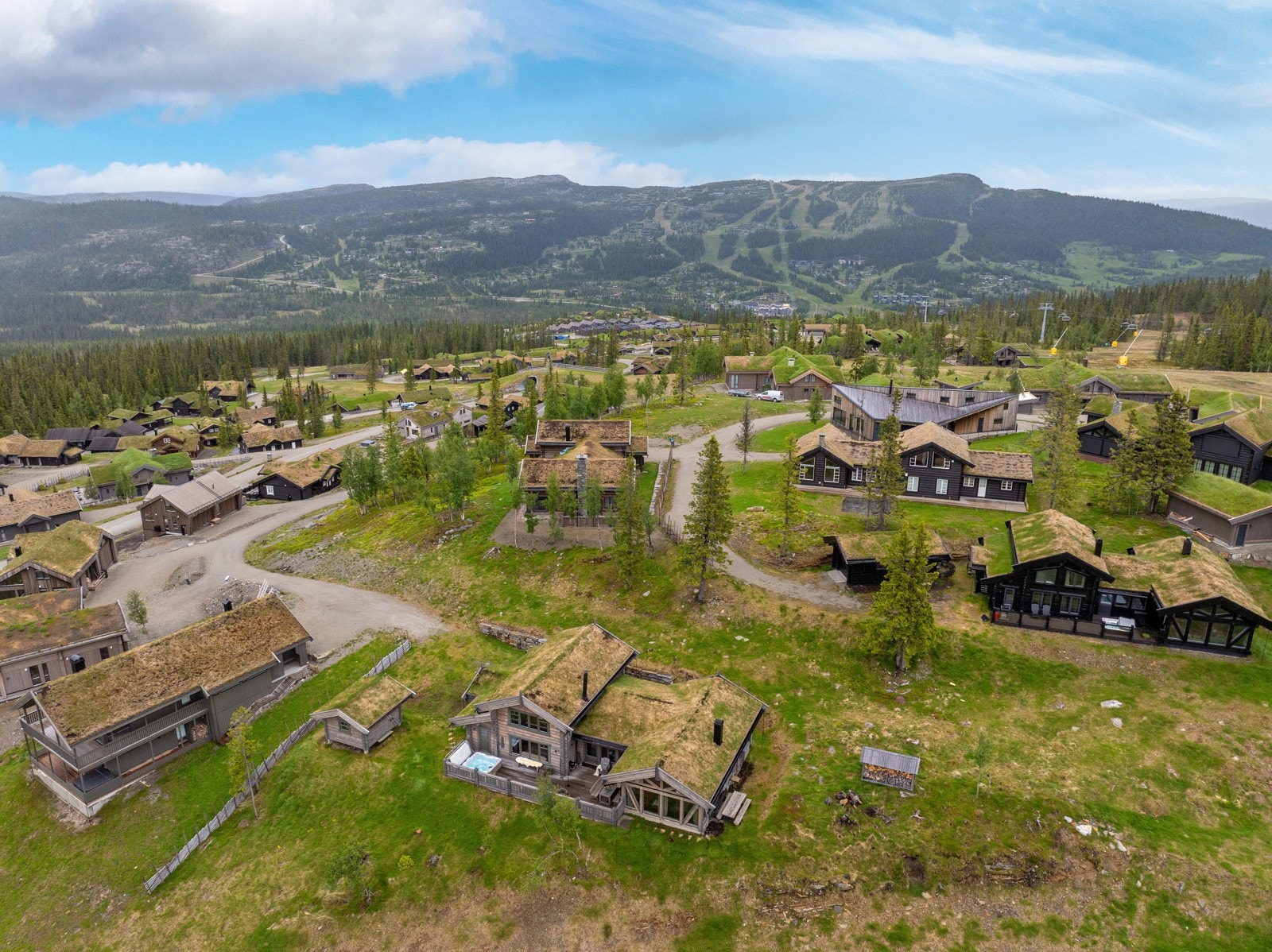 Hytta med sin unike beliggenhet på Varden har umiddelbart nærhet til alpinbakke og langrennsløyper, 2 meter fra gårdsplass. Galleribilde