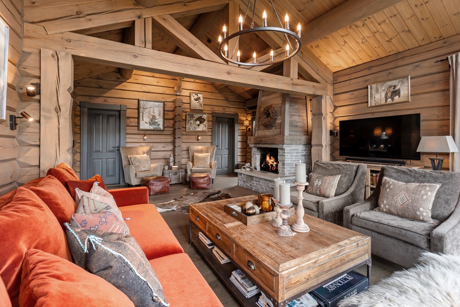 På veggene og himlinger er det hovedsakelig behandlet tømmer og noe panel. Galleribilde