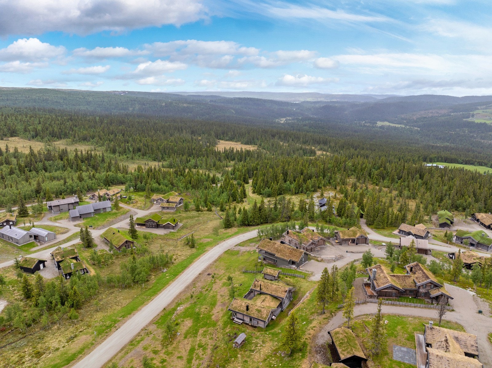 Nydelig utsikt mot fjellene mot Skei i sør og fjellene mot Gålå i sør-vest Galleribilde