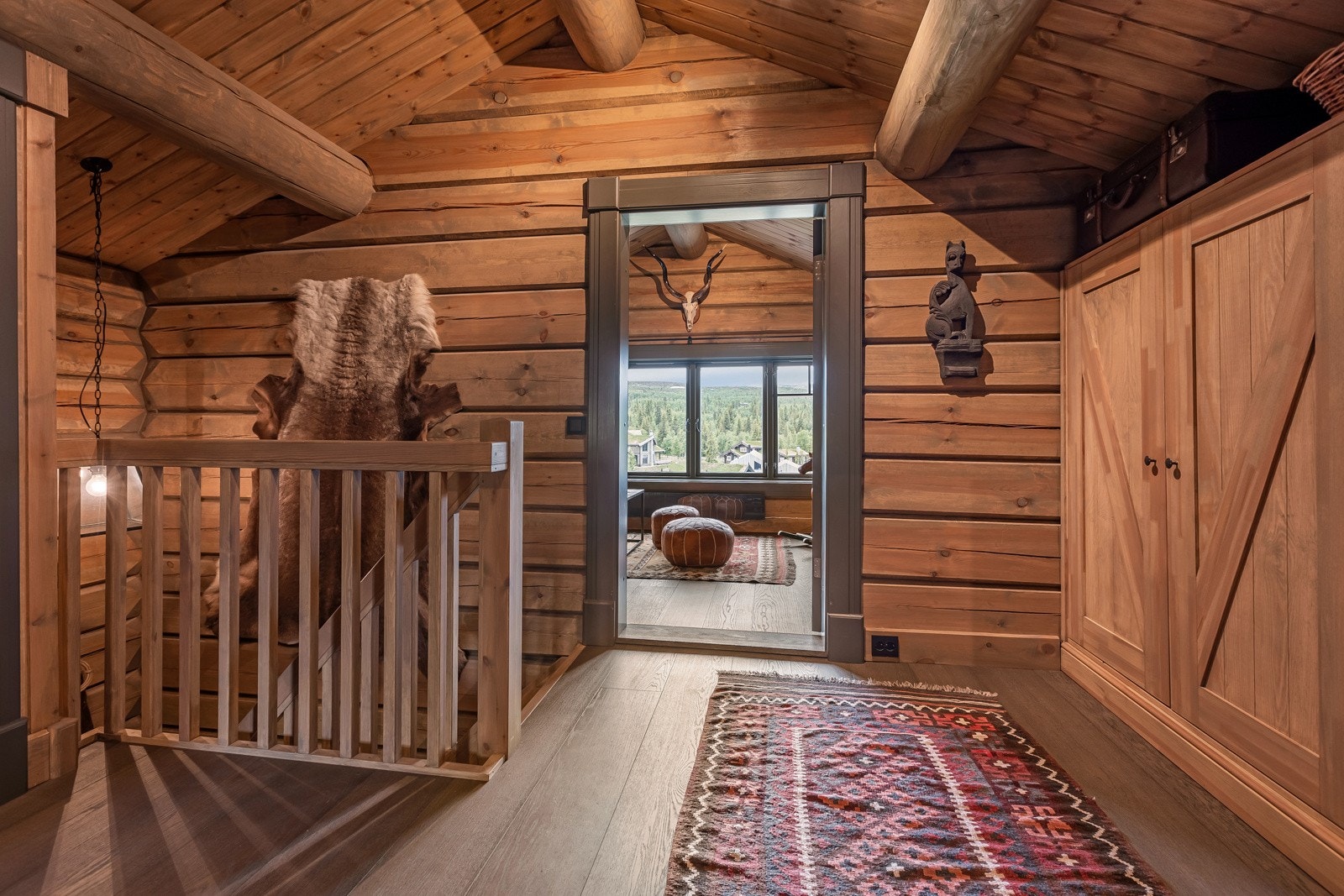 Romslig trappegang. Galleribilde