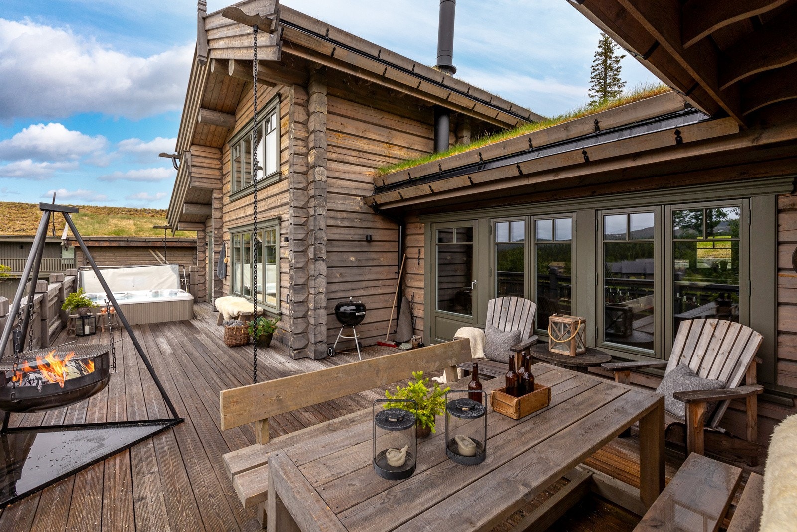 Her kan man tilbringe dagene utendørs på den romslige verandaen. Galleribilde