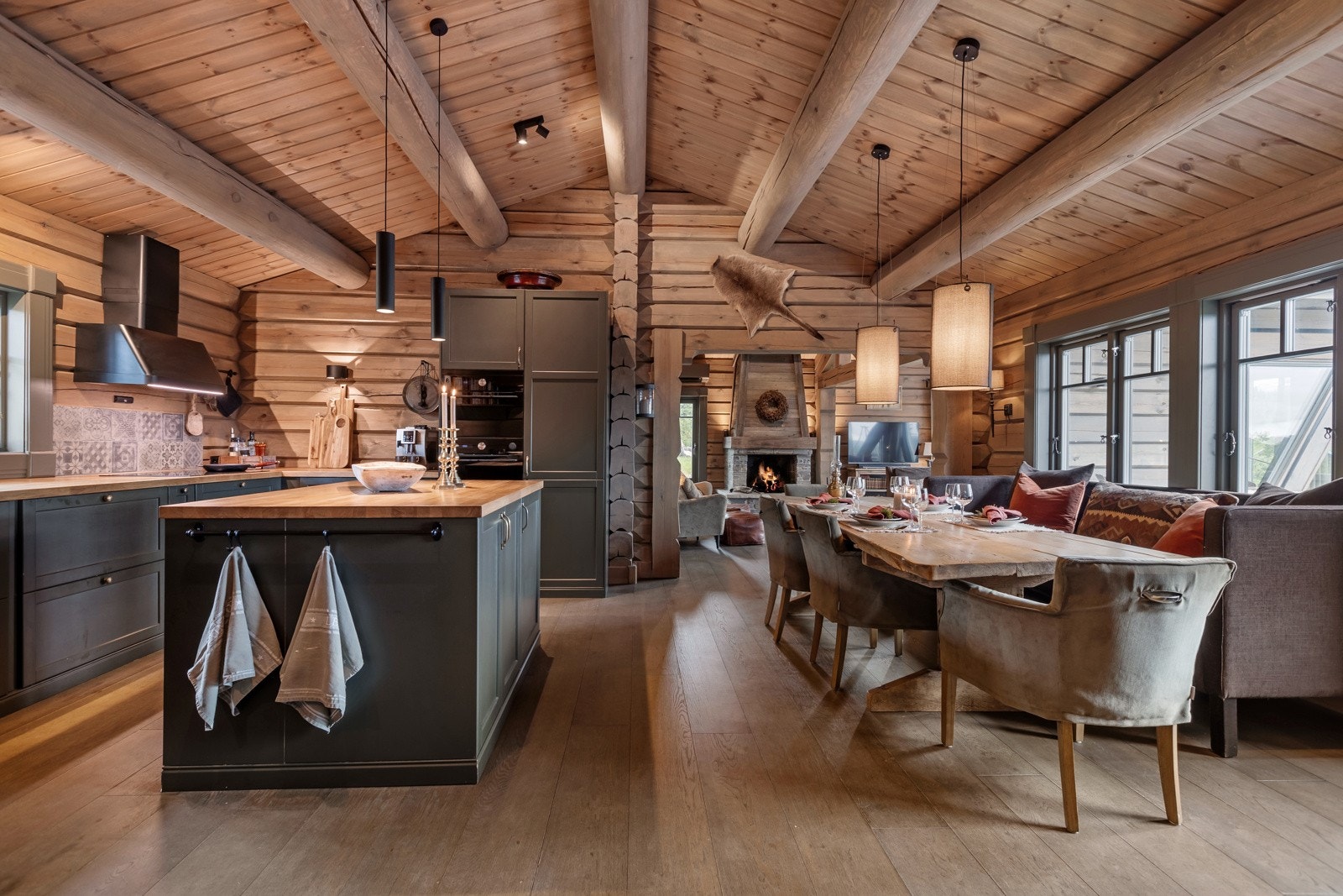 Spisestuen har sin naturlige plassering i forbindelse med kjøkkenet. Galleribilde