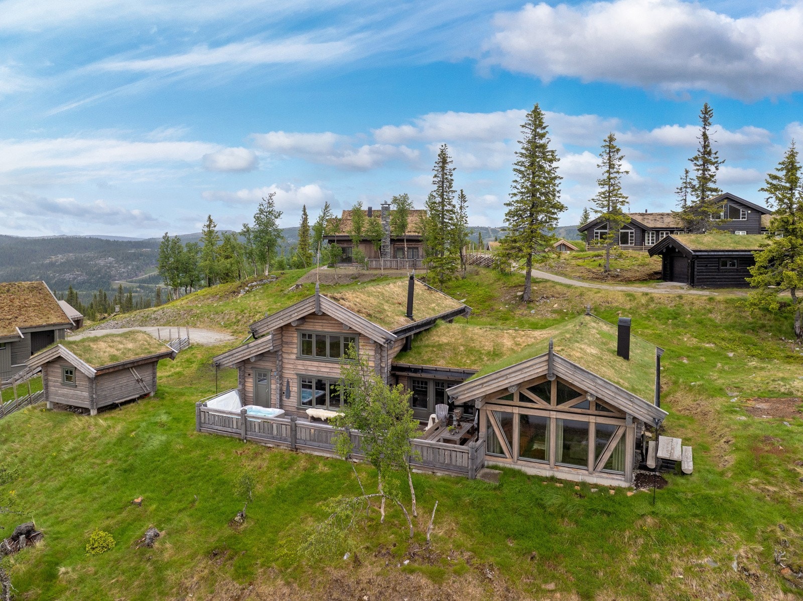 Eiendommen består av hytte over to plan med hems samt en frittstående bod. Galleribilde