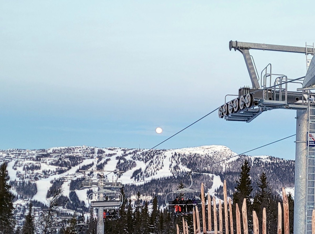 Utsikt mot slalombakken fra Varden Galleribilde