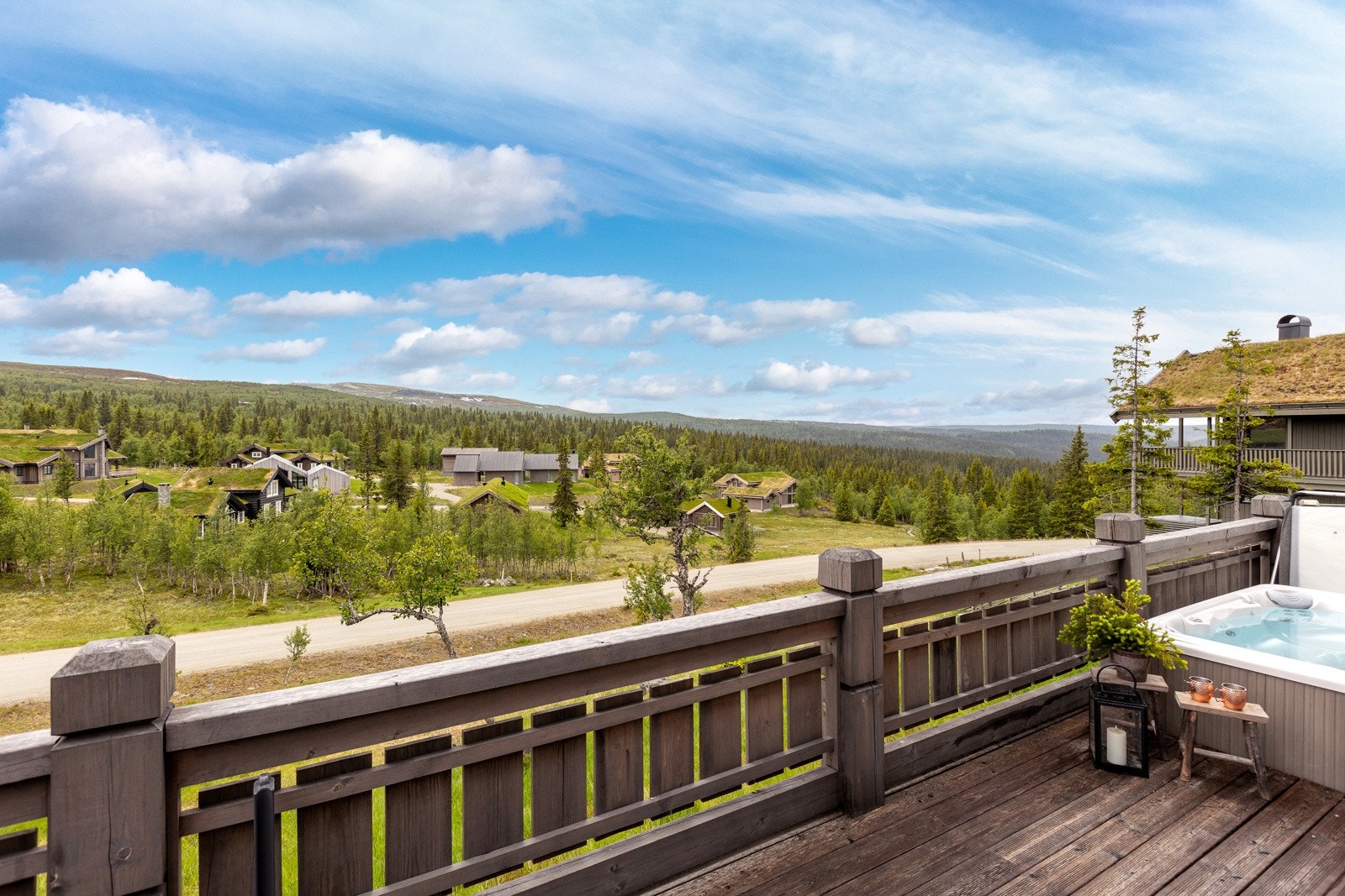 Hytta har en usjenert beliggenhet med lite innsyn på verandaen. Galleribilde