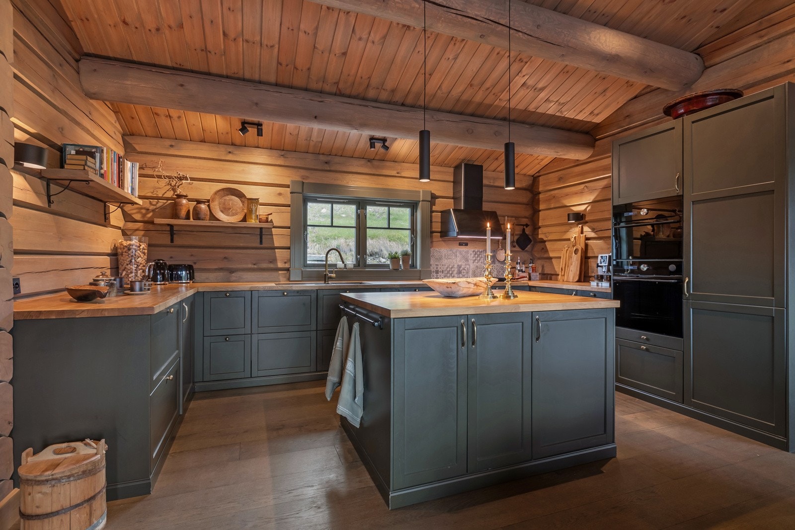 I tillegg er det også en frittstående kjøkkenøy med innbygd fryser. Galleribilde