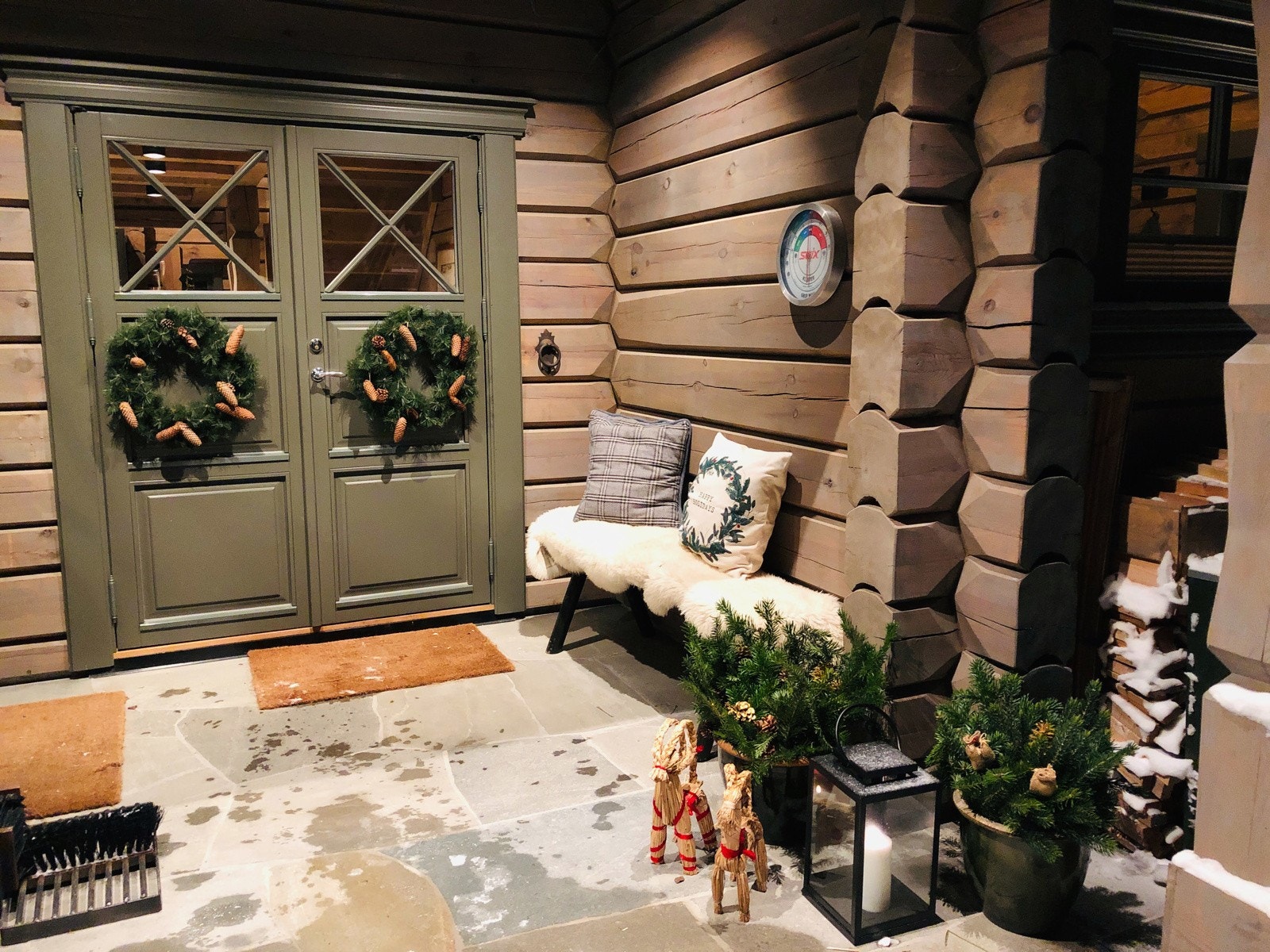 Koselig inngangsparti med skifer hvor det er lagt varmekabler. Galleribilde