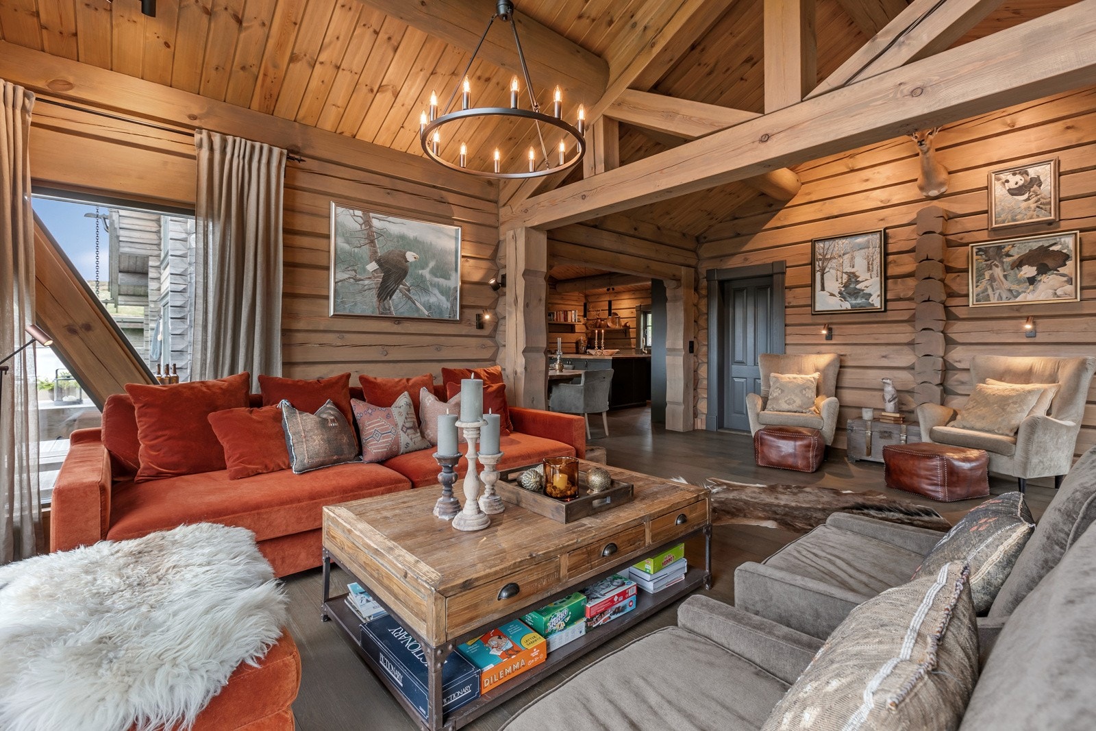 I stuen er det god plass til flere sittegrupper. Galleribilde