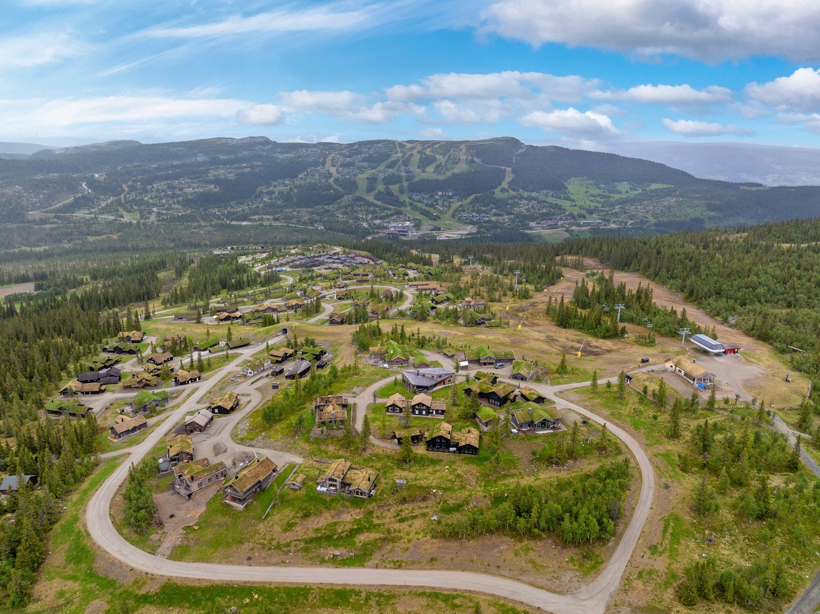 Kun en kort kjøretur unna finner man Hafjell Bike Park, Hunderfossen, badeland, Sjoa Rafting, hestesenter mm. Galleribilde