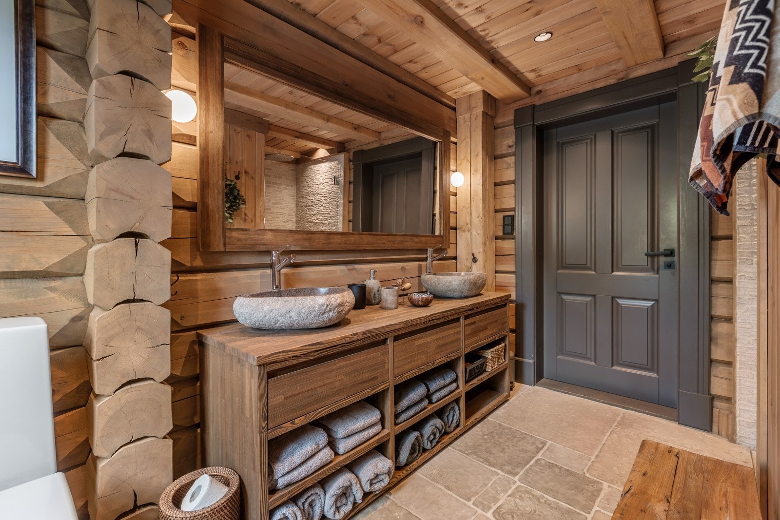 Flotte bad i lik utførelse, begge med dusj og toaletter. Galleribilde