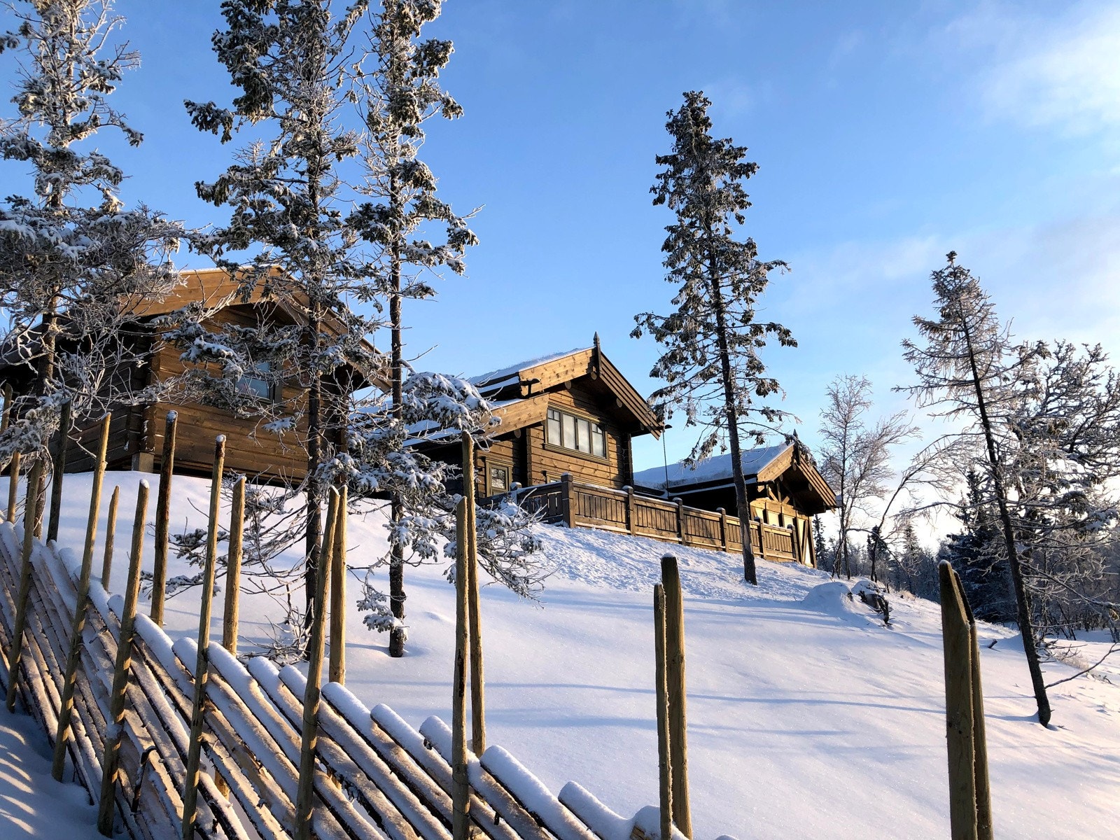 Hytta har en skjermet og flott beliggenhet på Varden. Galleribilde