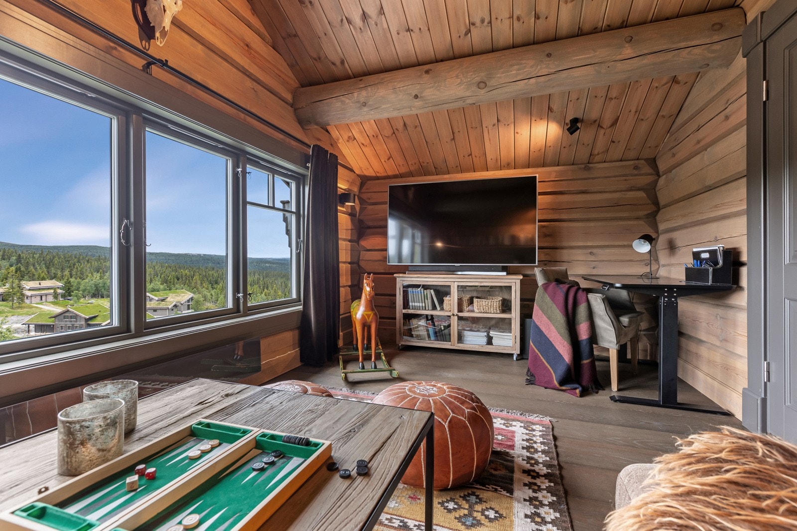 Loftsstue med flott utsikt mot fjell i sør, sør-vest Galleribilde