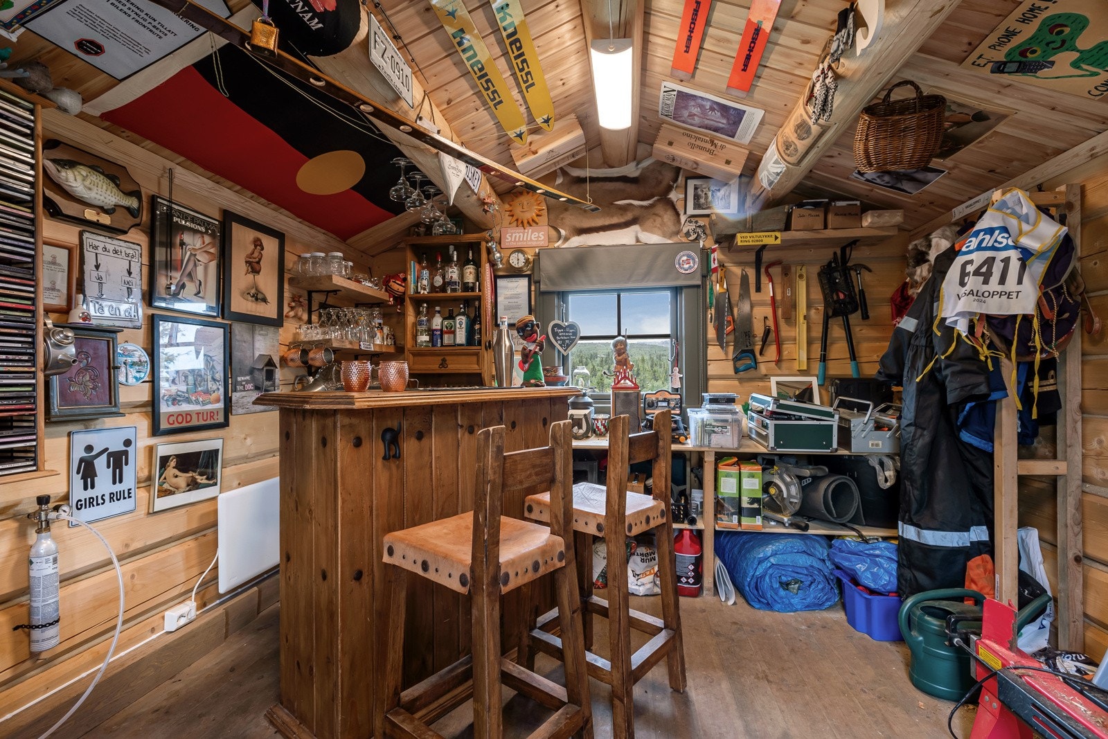 Annex / frittstående bod med bar og plass til ved og alt utstyr man trenger på en stor hytte. Galleribilde