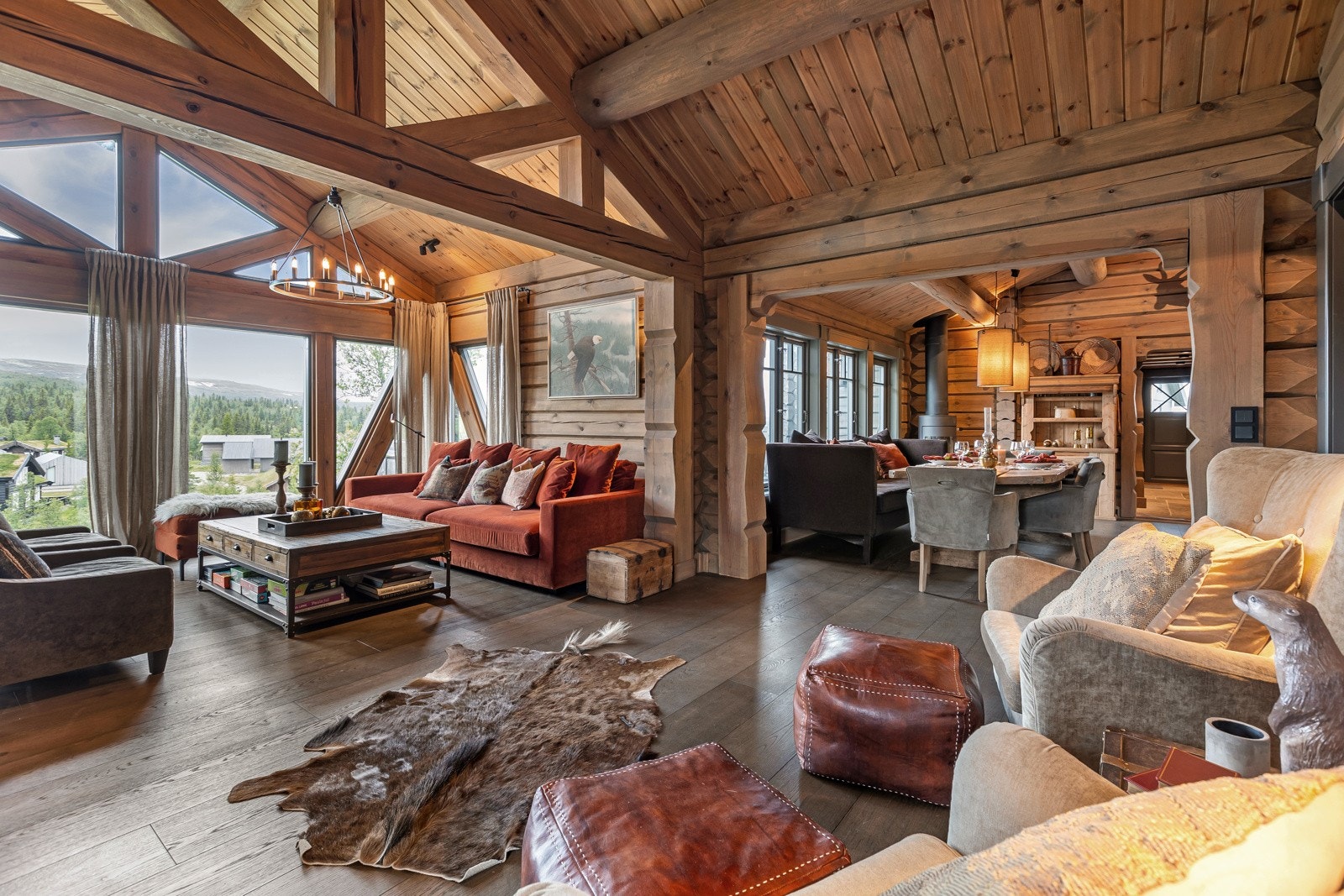 Store vinduer fra gulv til tak sørger for at lyset slipper inn og den nydelige utsikten kan nytes fra sofakroken. Galleribilde