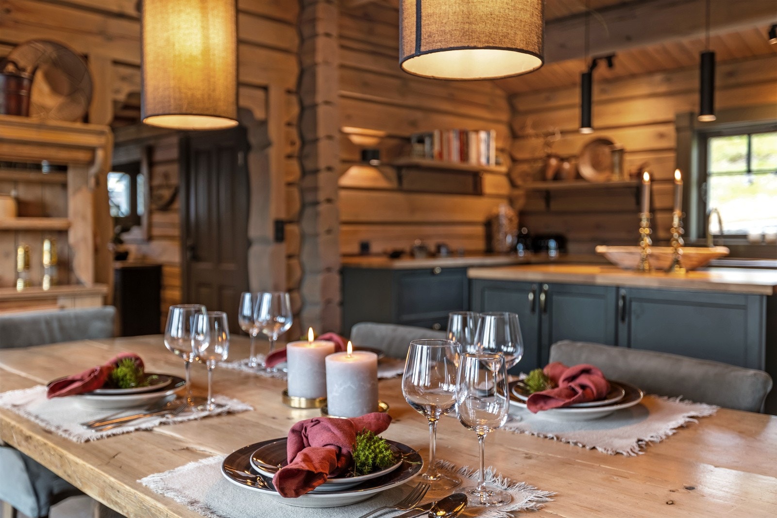 Kjøkkenet har integrerte hvitevarer med ekstra stort kjøleskap, 2 bakeovner der den ene også har dampfunksjon og den andre er kombinert ovn/mikroovn. Galleribilde