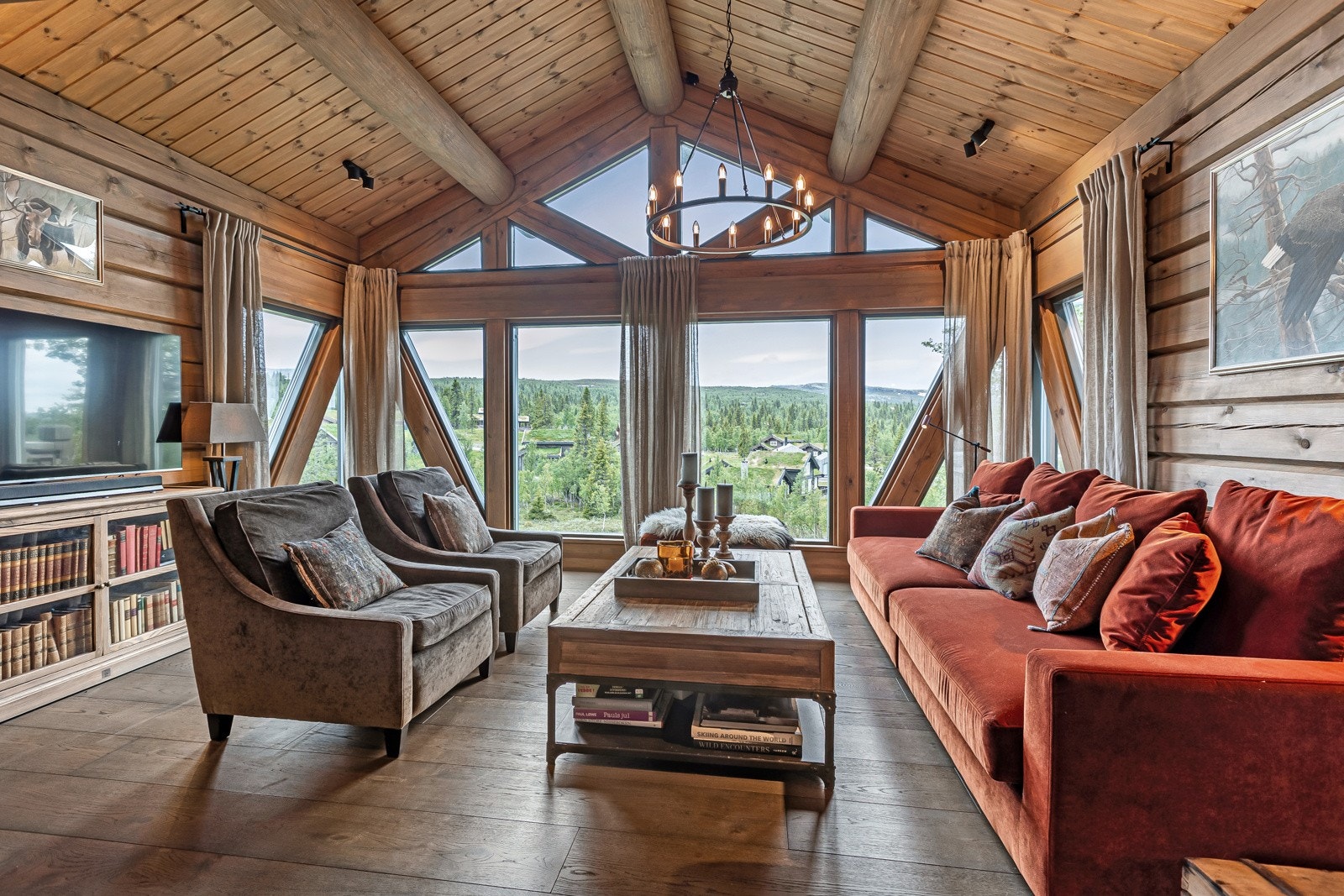 De store vindusflatene sørger for god utsikt og slipper inn deilig dagslys. Galleribilde