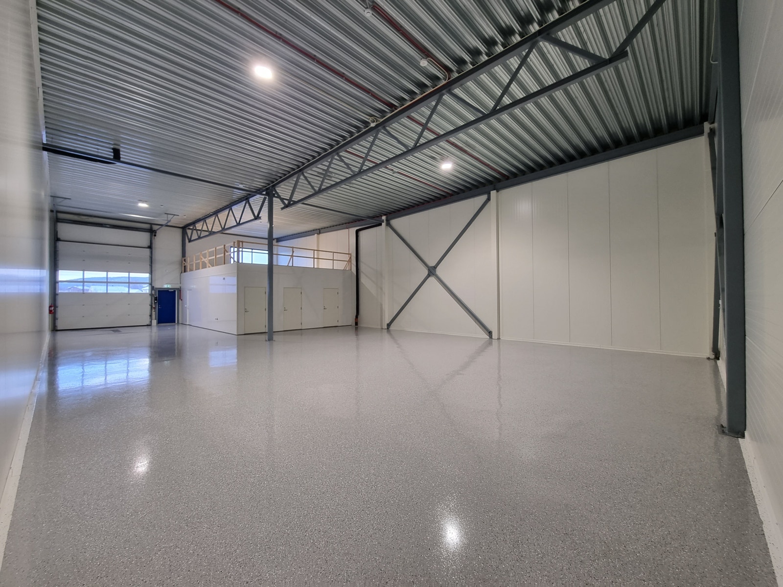 Lager 230m2 sett mot port. Galleribilde