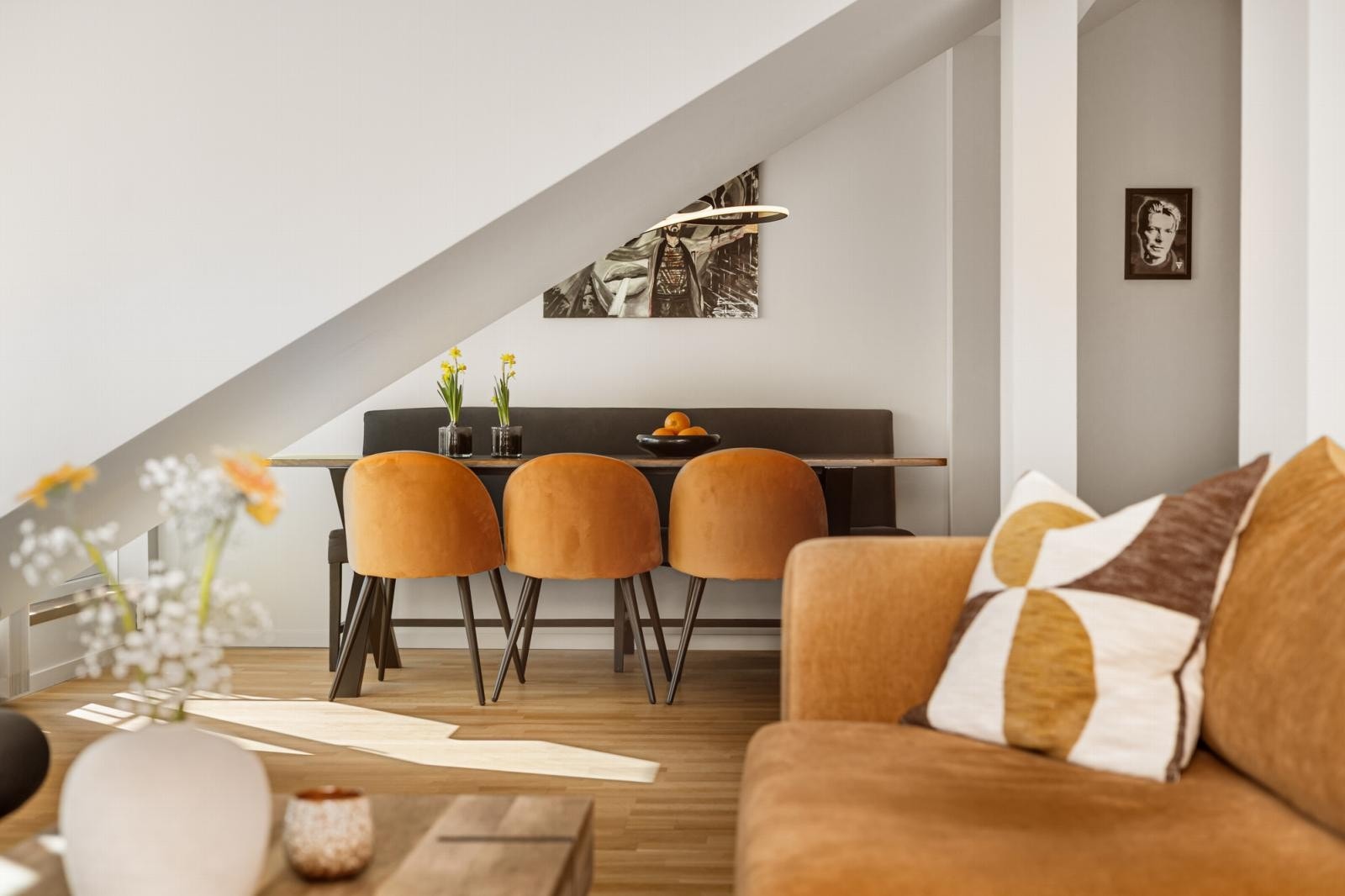 Hovedetasjen har en fin planløsning med gode soner for ulik bruk. I tilknytning til kjøkkenet er det god plass til stor spisestue. Galleribilde