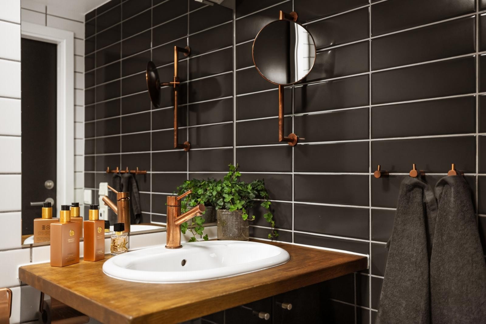 Badet er kostet på med pent blandebatteri i kobber på servant fra merket Tapwell og pen regnfallsdusj i samme kobberstil. Galleribilde