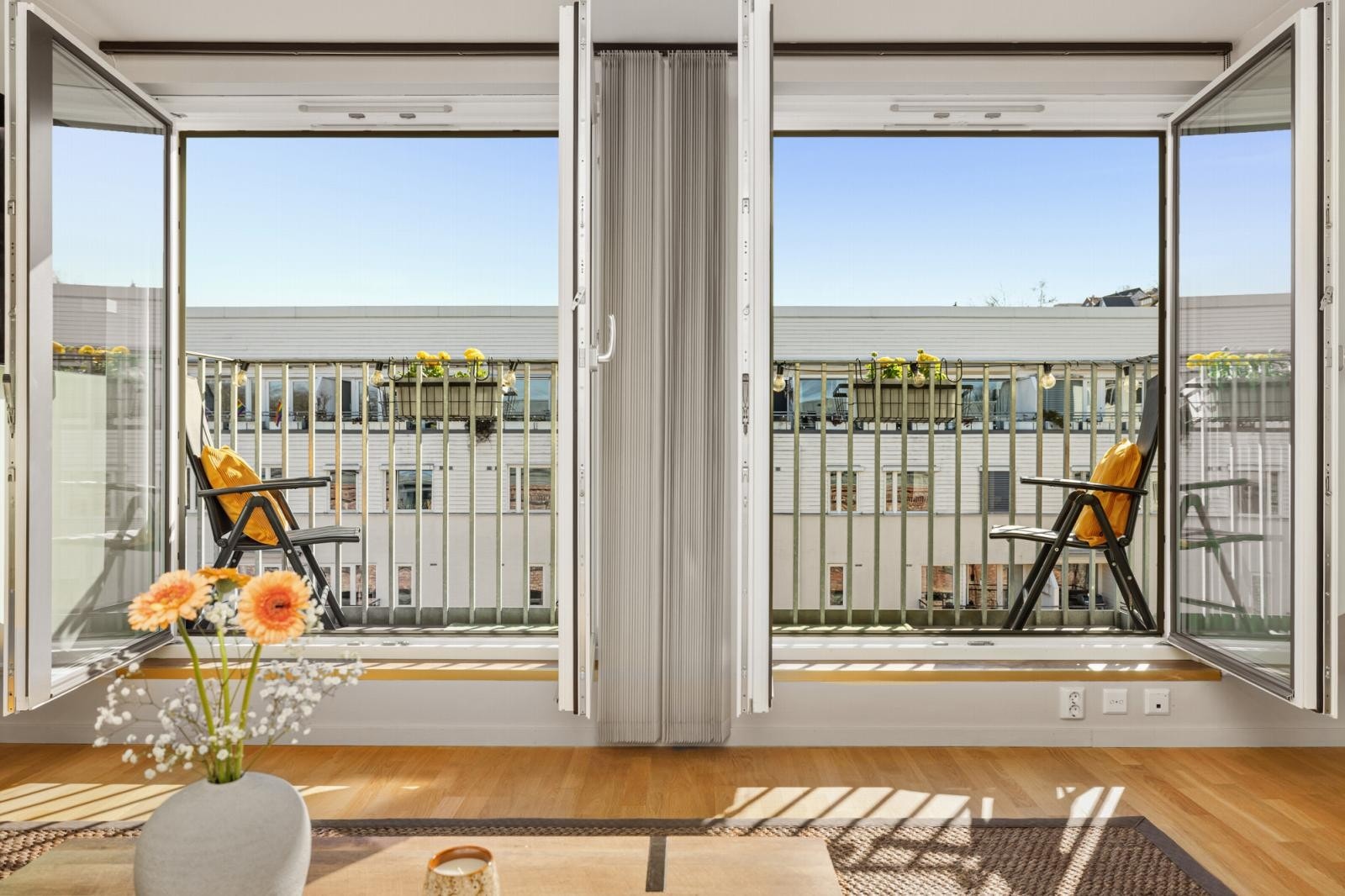 Fra både stuen og spisestuen er det utgang til to takterrasser på 3 og 1 kvm med hyggelig utsikt. Galleribilde