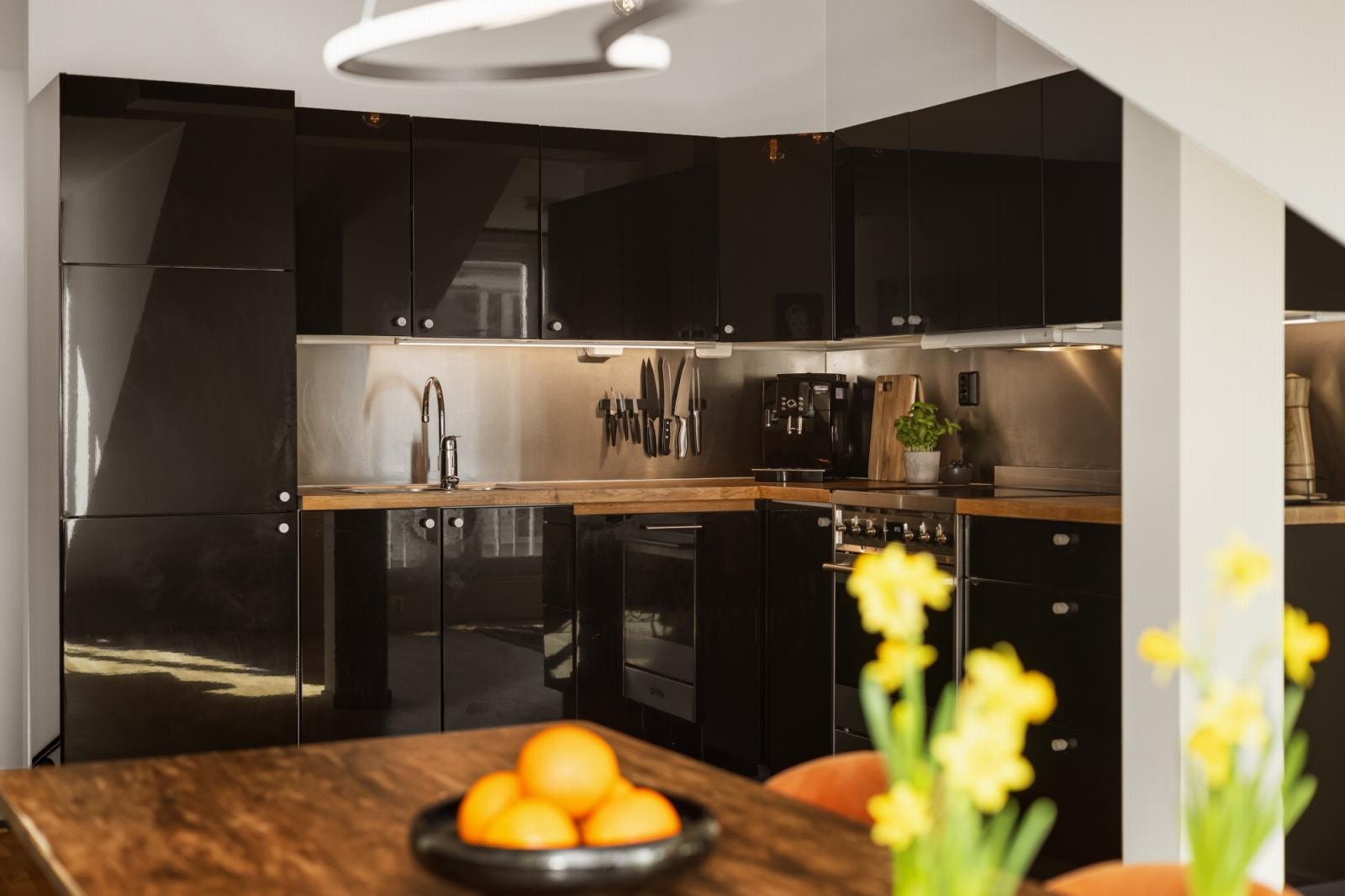 Kjøkkenet ligger i åpen løsning mot spisestuen. Galleribilde