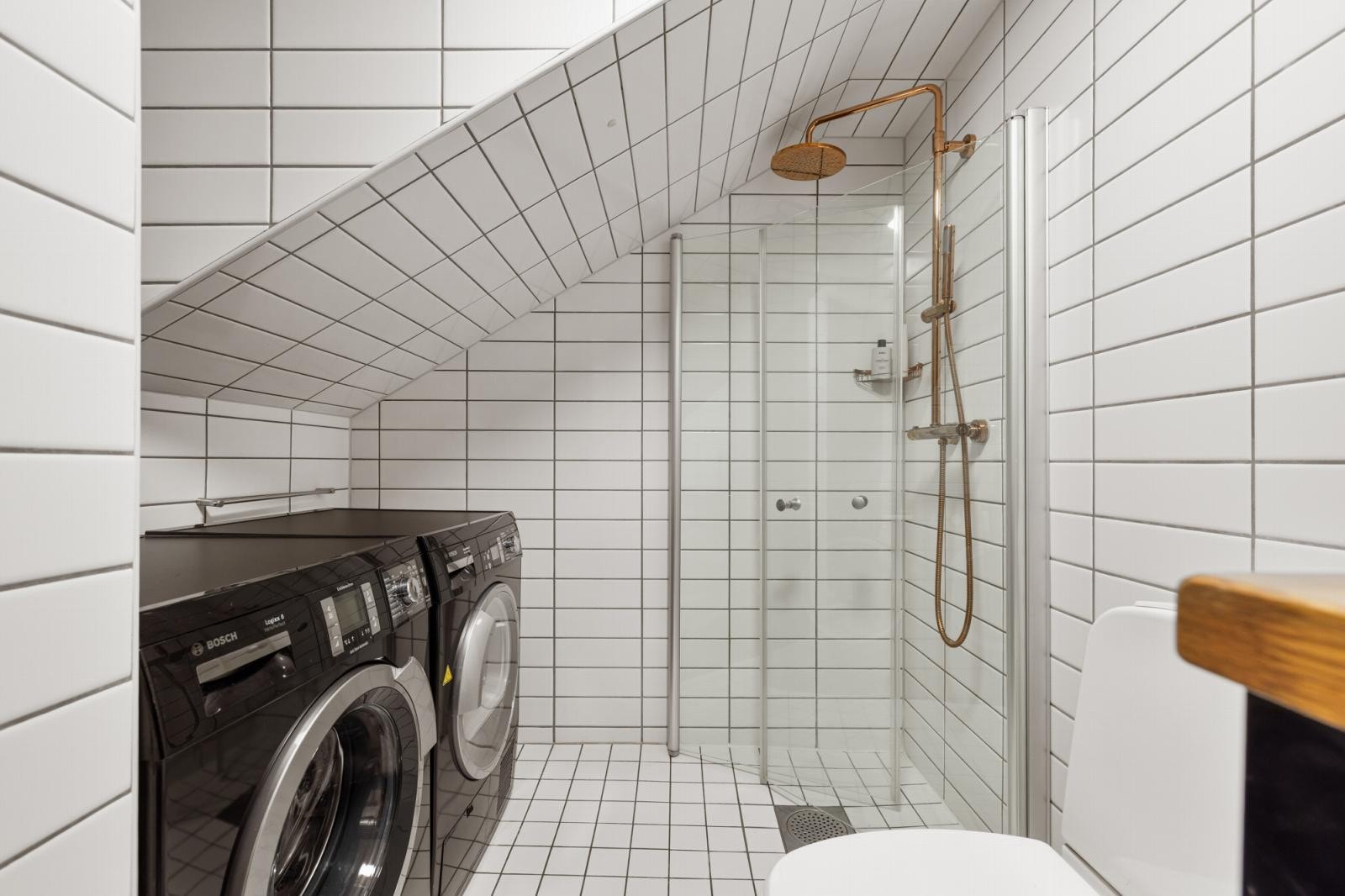 Det er opplegg for både vaskemaskin og tørketrommel, så her har du alt du trenger på badet Galleribilde