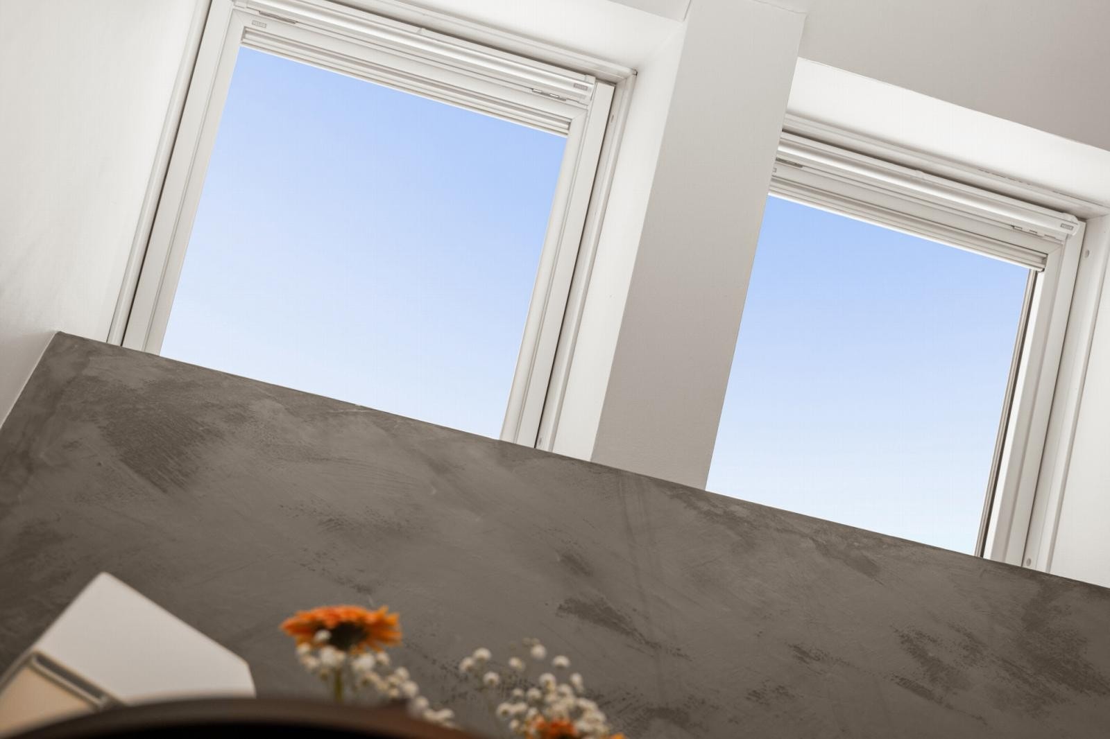 Alle vindu i 4. etasje er fra 2021 og har spesialtilpassede VELUX Spesial DKL blendingsgardiner. Galleribilde