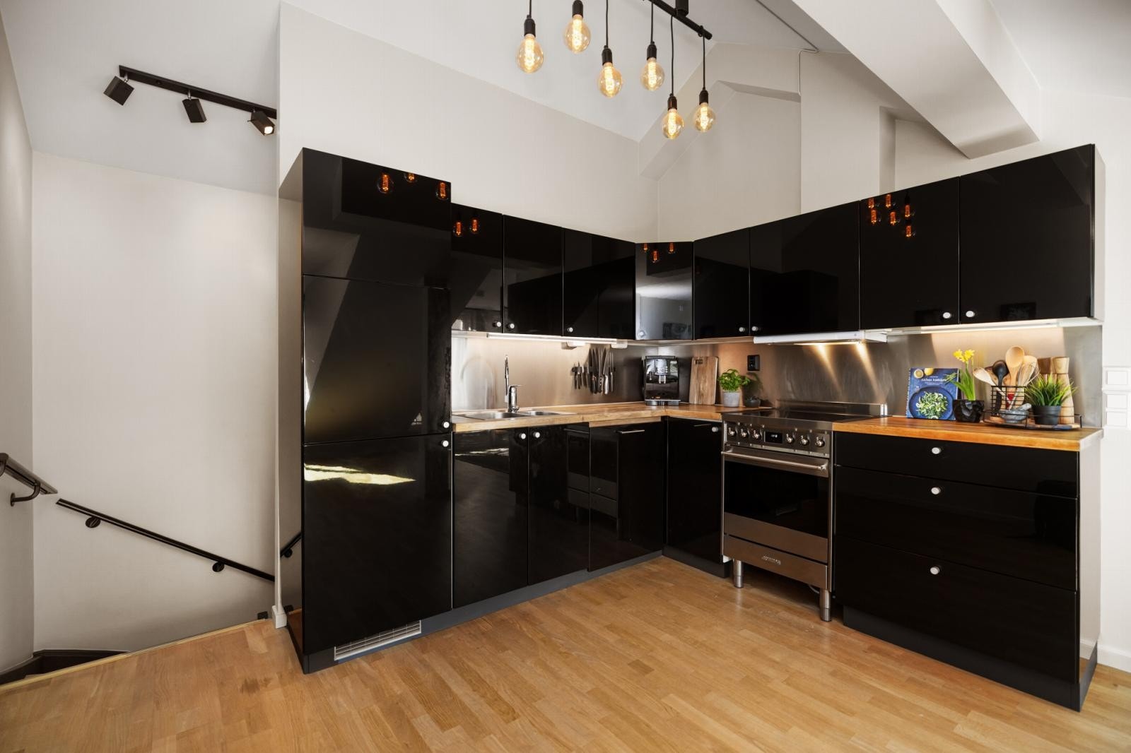 Kjøkkenet har godt med både skap og benkeplass. Perfekt for deg som er glad i å lage mat. Alle hvitevarene er av god standard. Oppvaskmaskin, kjøleskap med fryser og komfyr samt armatur fra 2022. Galleribilde