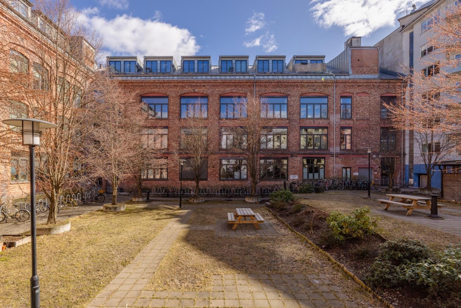 Borettslaget har en parkmessig opparbeidet bakgård. Galleribilde