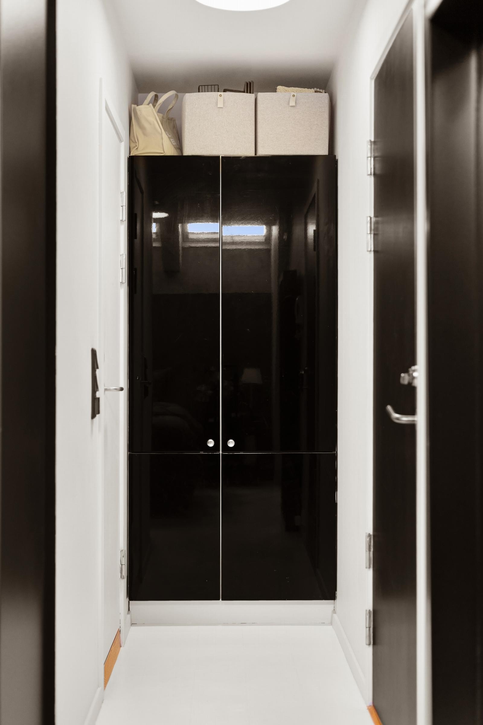 I gangen er det garderobeskap for ekstra oppbevaring. Galleribilde