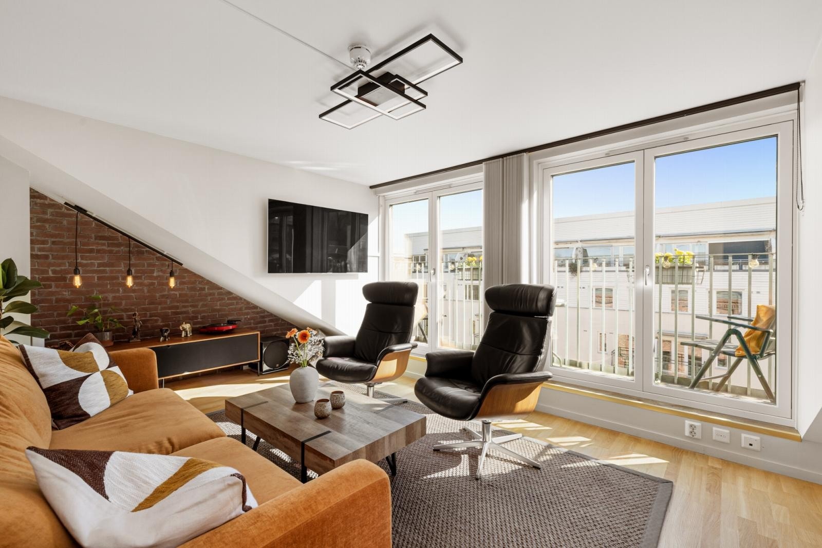 Leiligheten strekker seg over 2 plan, og består i dag av en 3-roms + 1 utleiedel. Galleribilde