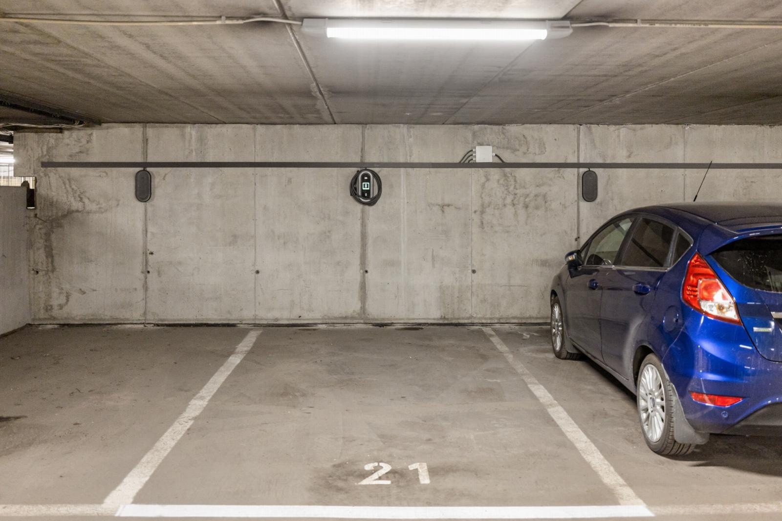 Det medfølger egen parkeringsplass merket med nr. 21 i kjeller. Parkeringsplassen har også el-billader. Galleribilde