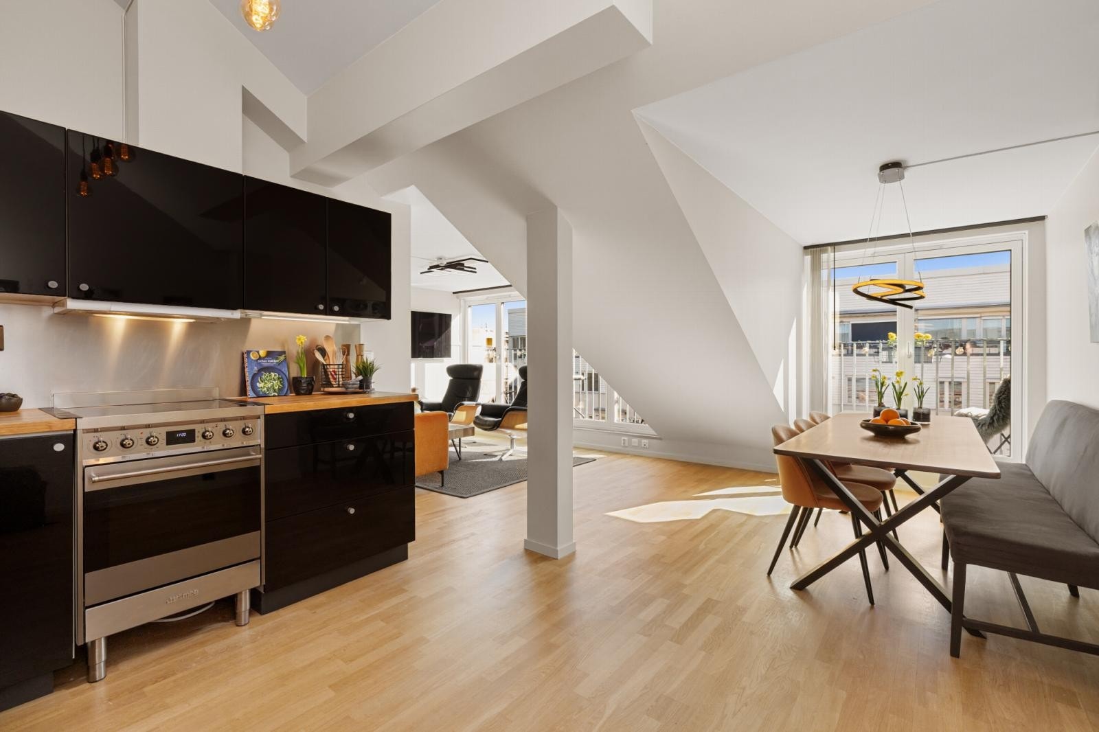 Bygget var opprinnelig Den Norske Skofabrikk fra 1898 (her ble det gjennom driftsårene produsert hele 12,5 millioner sko!). Bygget ble modernisert og ombygget til leiligheter i 2006. Galleribilde