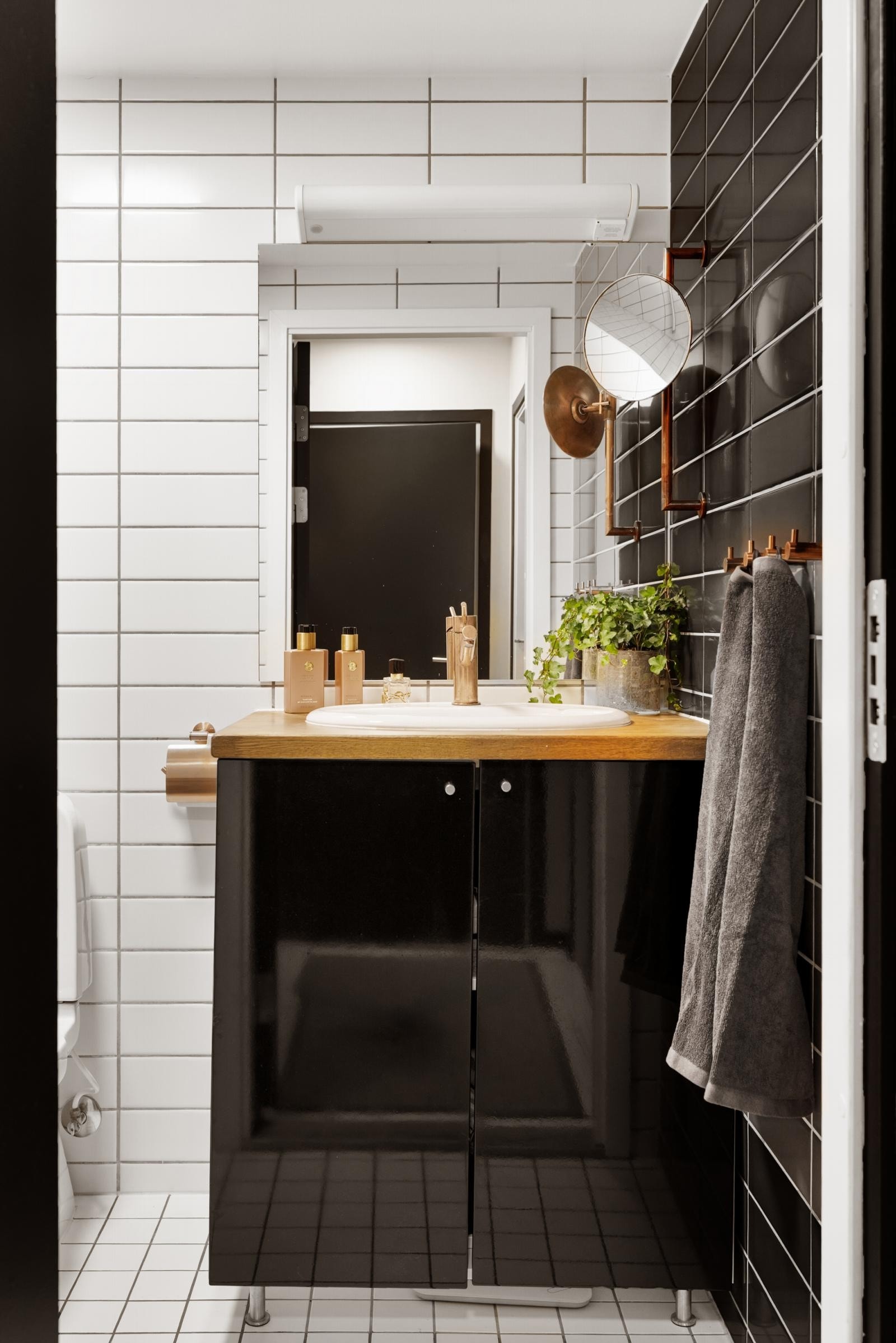 Leilighetens bad er pent flislagt og har varme i gulvet. Galleribilde