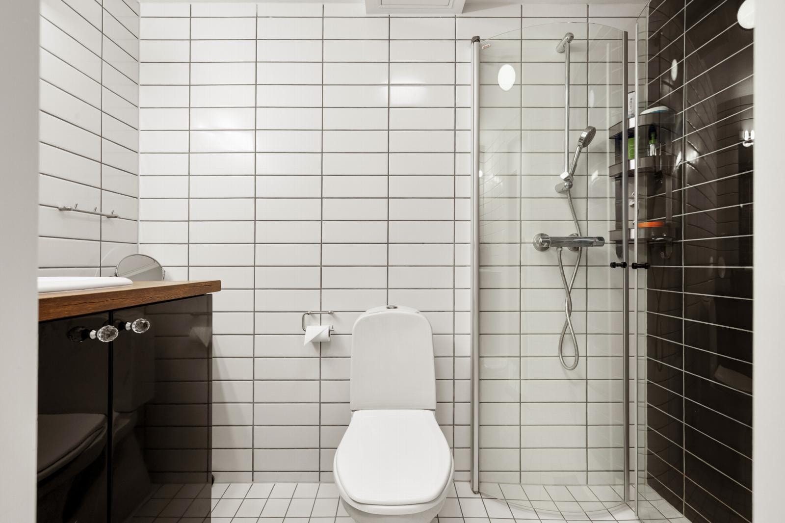 Pent flislagt bad i hybeldelen. Borettslaget har fellesvaskeri hybelbeboere kan bruke. Galleribilde