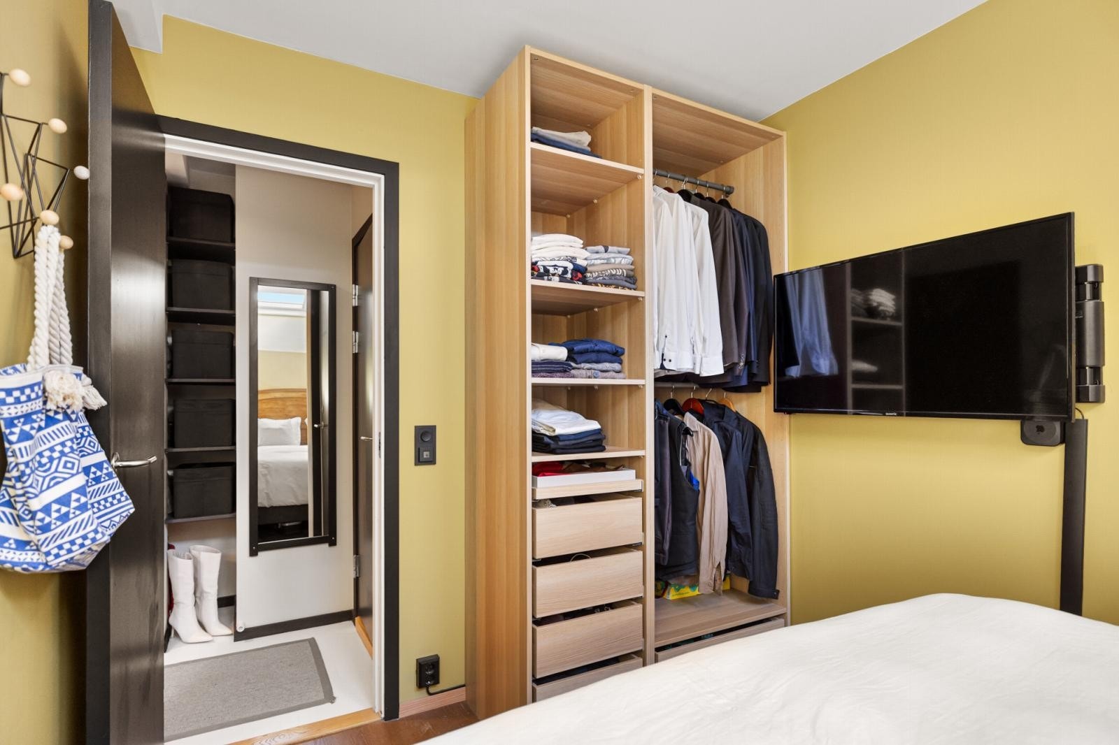 På soverommet er det garderobeskap som medfølger i salget. Galleribilde