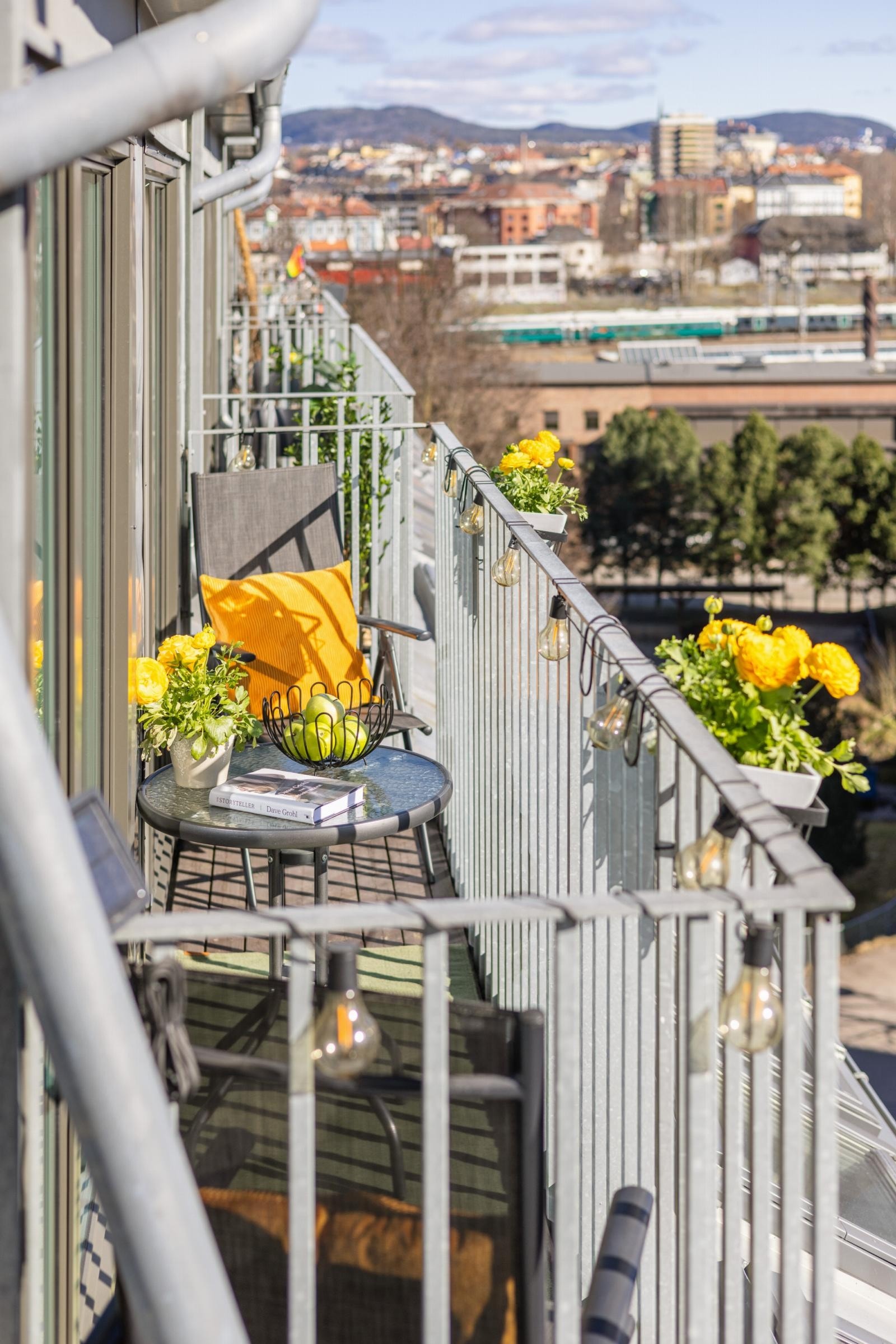 Boligen ligger i et moderne bygg med heis, store vinduer og generøs takhøyde. Beliggenheten er rolig, men sentralt til i et av Oslos mest spennende områder! Galleribilde