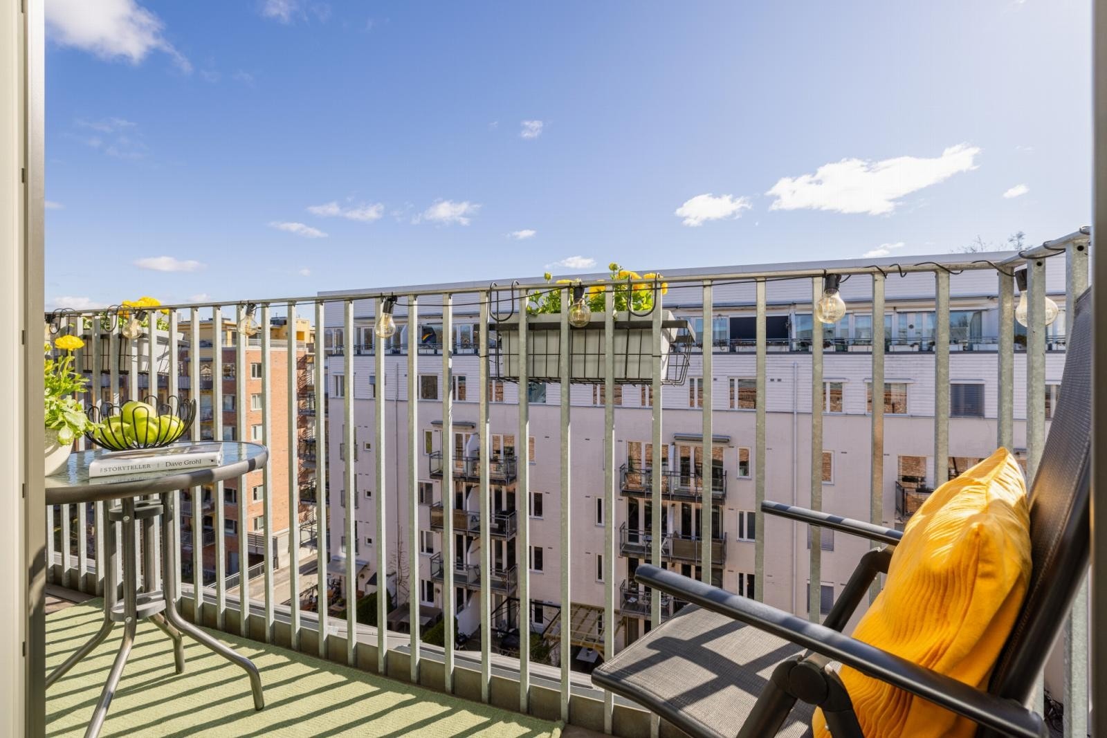 Selger opplyser om gode sol- og lysforhold på terassen fra soloppgang til rundt kl. 14 på skyfrie sommerdager. Galleribilde