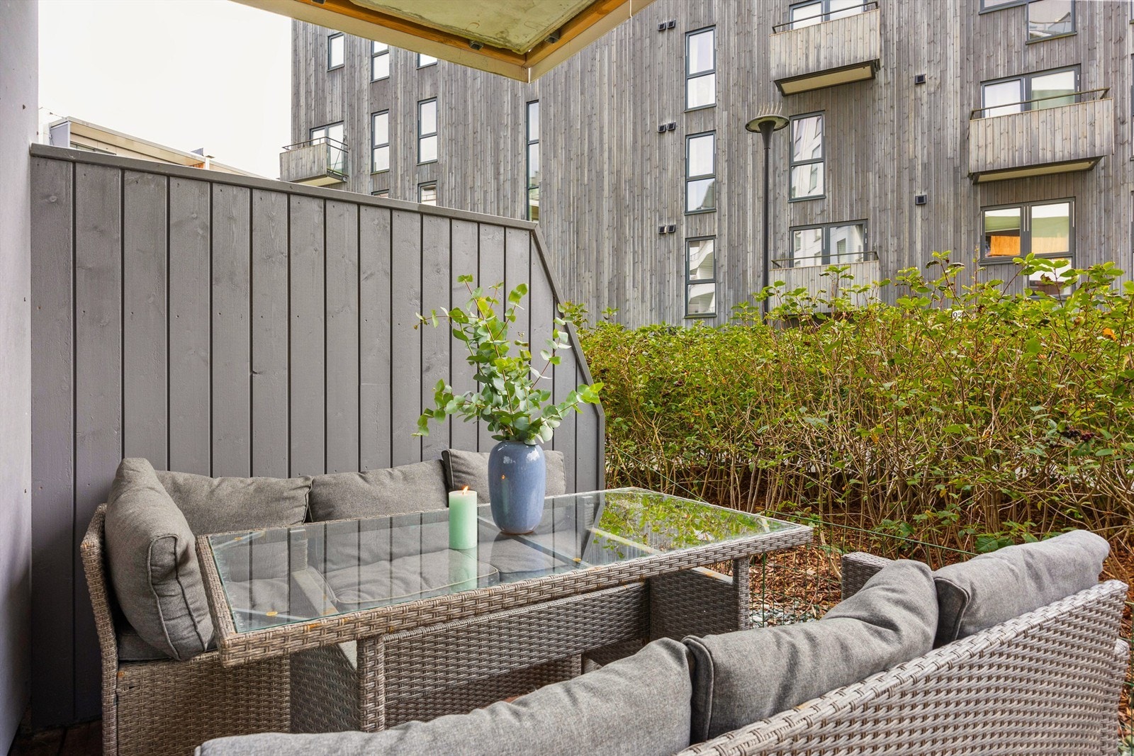 God plass til flere sittegrupper på terrassen. Galleribilde