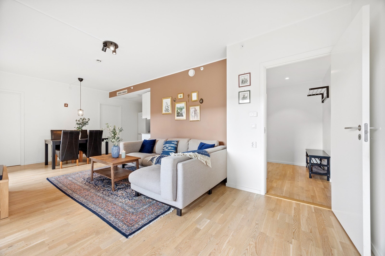 Lys og romslig stue med god plass til både sofagruppe og spisebord. Store vindusflater som gir godt med lysinnslipp. Galleribilde