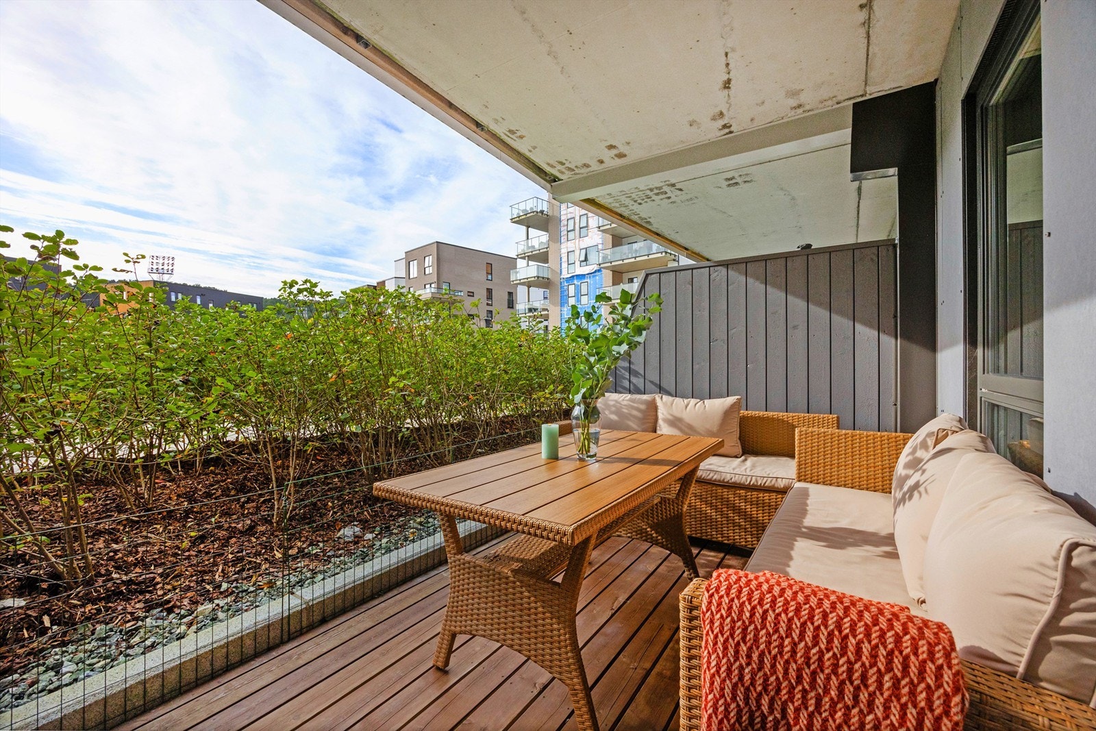 Terrasse i trekonstruksjoner med skillevegger av tre. Galleribilde