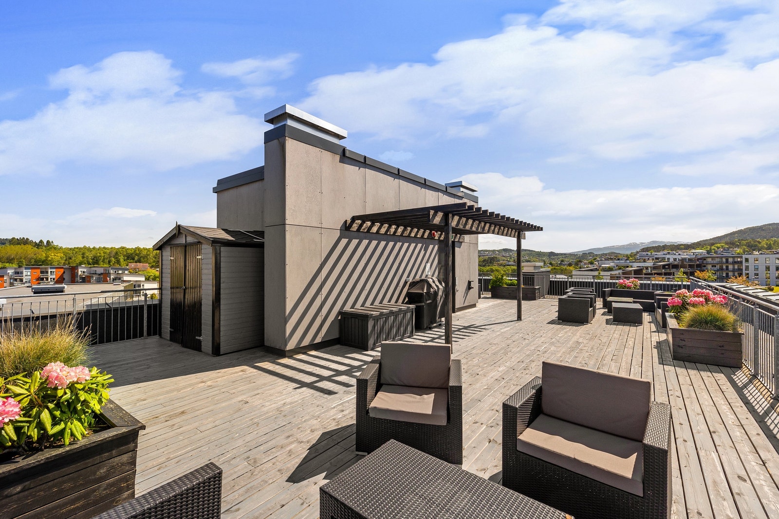 I nabobygget har sameiet stor felles takterrasse med grill og sittegrupper. Galleribilde