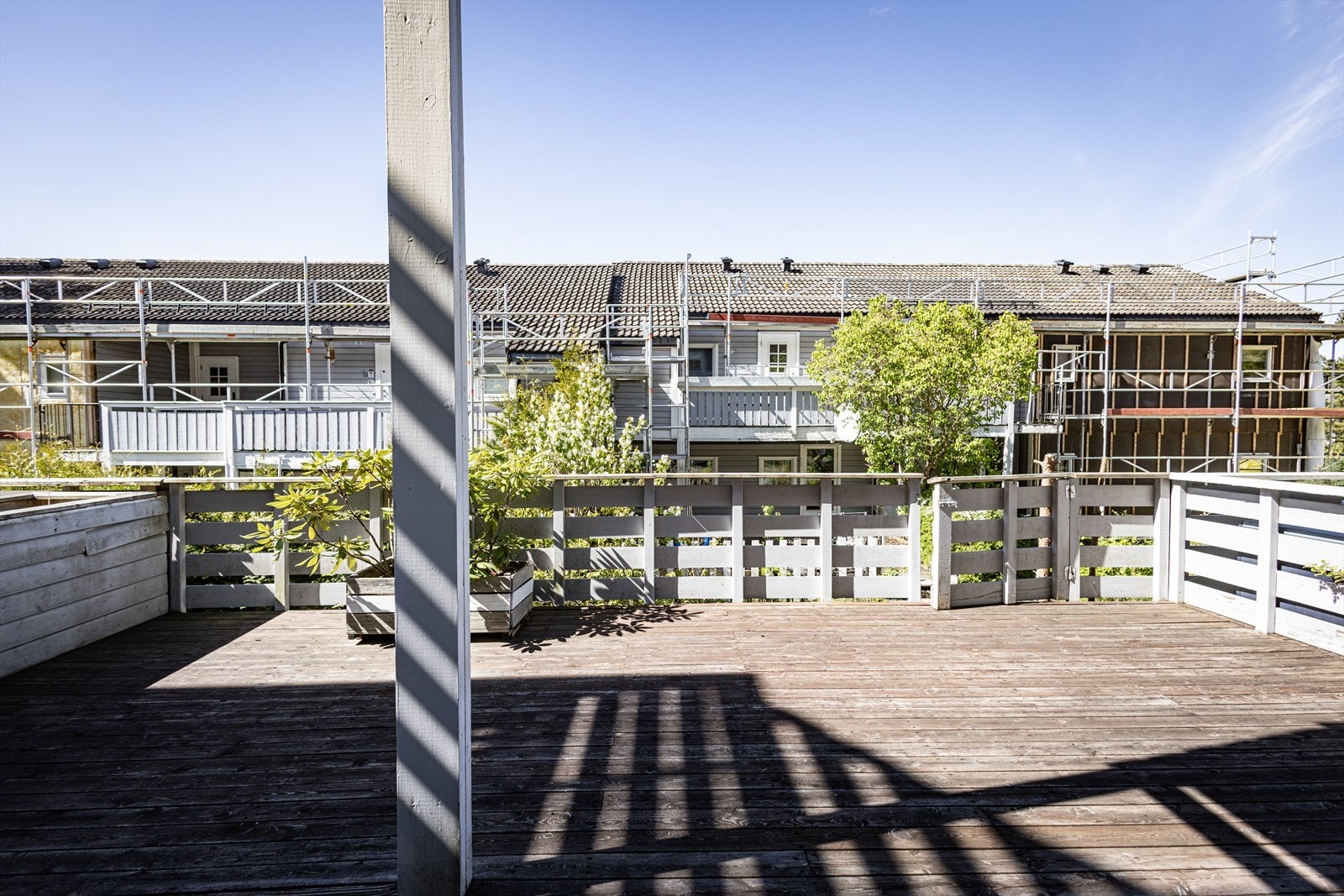 Stor og solrik terrasse med ettermiddagssol. Galleribilde