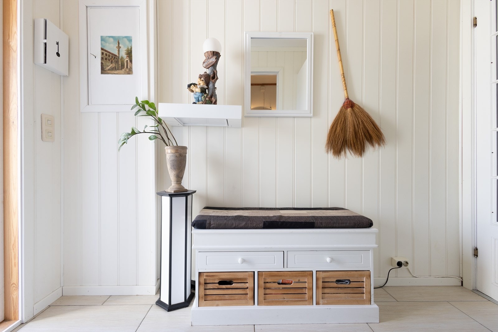 Det er godt med oppbevaringsplass til yttertøy. Galleribilde