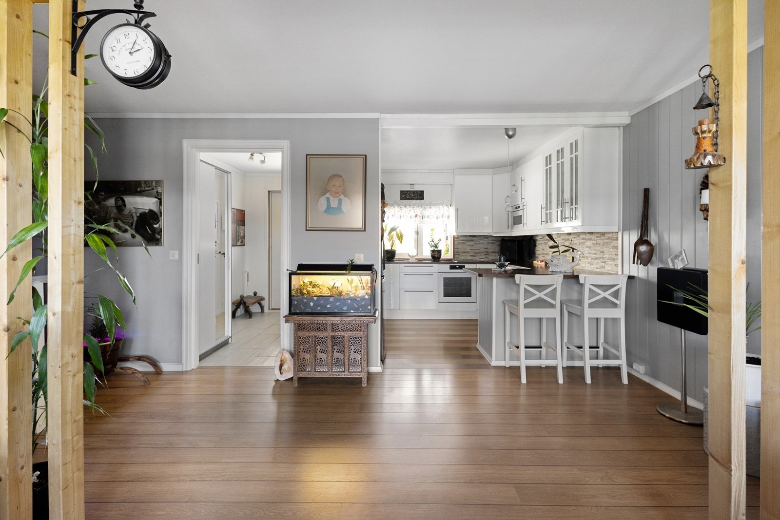 Delvis åpen kjøkken/stue-løsning med nyere gulv. Galleribilde